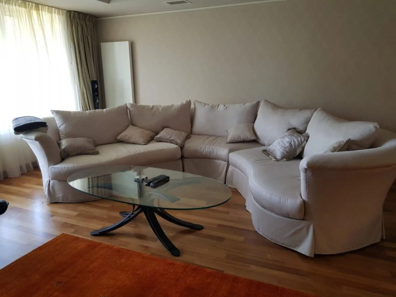 BRASADAS închiriaza ap 4 cam Parc Herastrau. - Agenția imobiliara BRASADAS închiriază apartament cu 4 camere lux, suprafata utila 168 mp., mobilat si utilat complet, 2 balcoane, vedere superba spre parcul Herastrau , dormitoarele cu vedere pe spate paza permanenta, loc parcare subteran