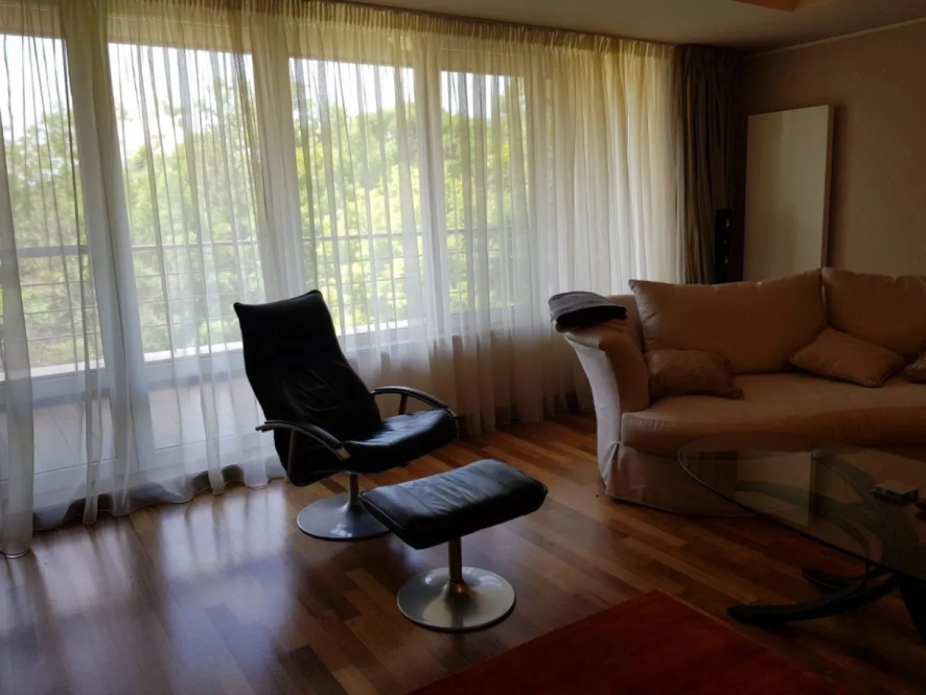 BRASADAS închiriaza ap 4 cam Parc Herastrau. - Agenția imobiliara BRASADAS închiriază apartament cu 4 camere lux, suprafata utila 168 mp., mobilat si utilat complet, 2 balcoane, vedere superba spre parcul Herastrau , dormitoarele cu vedere pe spate paza permanenta, loc parcare subteran