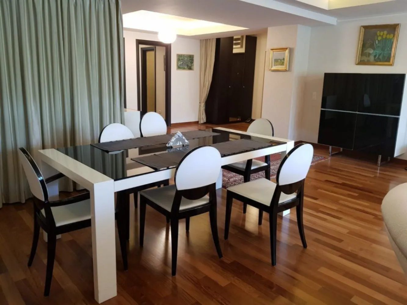 BRASADAS închiriaza ap 4 cam Parc Herastrau. - Agenția imobiliara BRASADAS închiriază apartament cu 4 camere lux, suprafata utila 168 mp., mobilat si utilat complet, 2 balcoane, vedere superba spre parcul Herastrau , dormitoarele cu vedere pe spate paza permanenta, loc parcare subteran