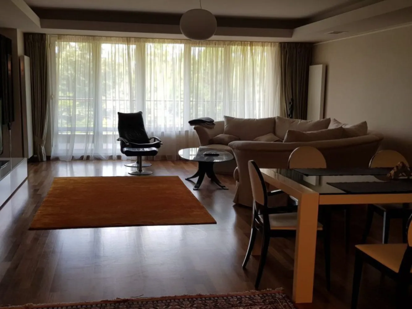 BRASADAS închiriaza ap 4 cam Parc Herastrau. - Agenția imobiliara BRASADAS închiriază apartament cu 4 camere lux, suprafata utila 168 mp., mobilat si utilat complet, 2 balcoane, vedere superba spre parcul Herastrau , dormitoarele cu vedere pe spate paza permanenta, loc parcare subteran