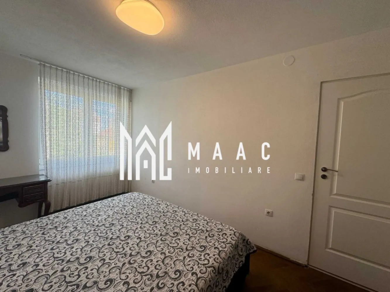 Apartament 2 camere | Etaj 2 | 54 MPU | Terezian - MAAC Imobiliare va prezinta un apartament cu 2 camere, decomandat situat in Terezian la etajul 2 complet renovat. Caracteristici: Etaj: 2 din 4 Tip bloc: izolat termic – oferă eficiență energetică și taxe reduse pe timp de iarnă Acoperiș: realizat din țiglă, recent verificat Spațiu comun: uscătorie curată și bine întreținută, ideală pentru depozitare suplimentară Compartimentare: 2 camere luminoase Bucătărie Hol de acces Baie cu geam de aerisire naturală Cămară pentru depozitare Spațiu de depozitare comun (uscătorie) Stare și finisaje: Apartamentul a fost renovat recent în totalitate, inclusiv instalațiile electrice și sanitare. Ușile și ferestrele sunt în stare buna. Apartamentul este pregătit pentru mutare imediată, fără investiții suplimentare. Utilități și dotări: Centrală termică proprie cu calorifere în toate camerele Frigider, mașină de spălat, plită pe gaz și cuptor electric – toate incluse în preț Beneficii suplimentare Zonă verde și liniștită Locuri de parcare disponibile în fața blocului Bloc curat, administrat corespunzător Pentru mai multe detalii precizati telefonic ca ati vazut anuntul cu ID: CP2781213 }}