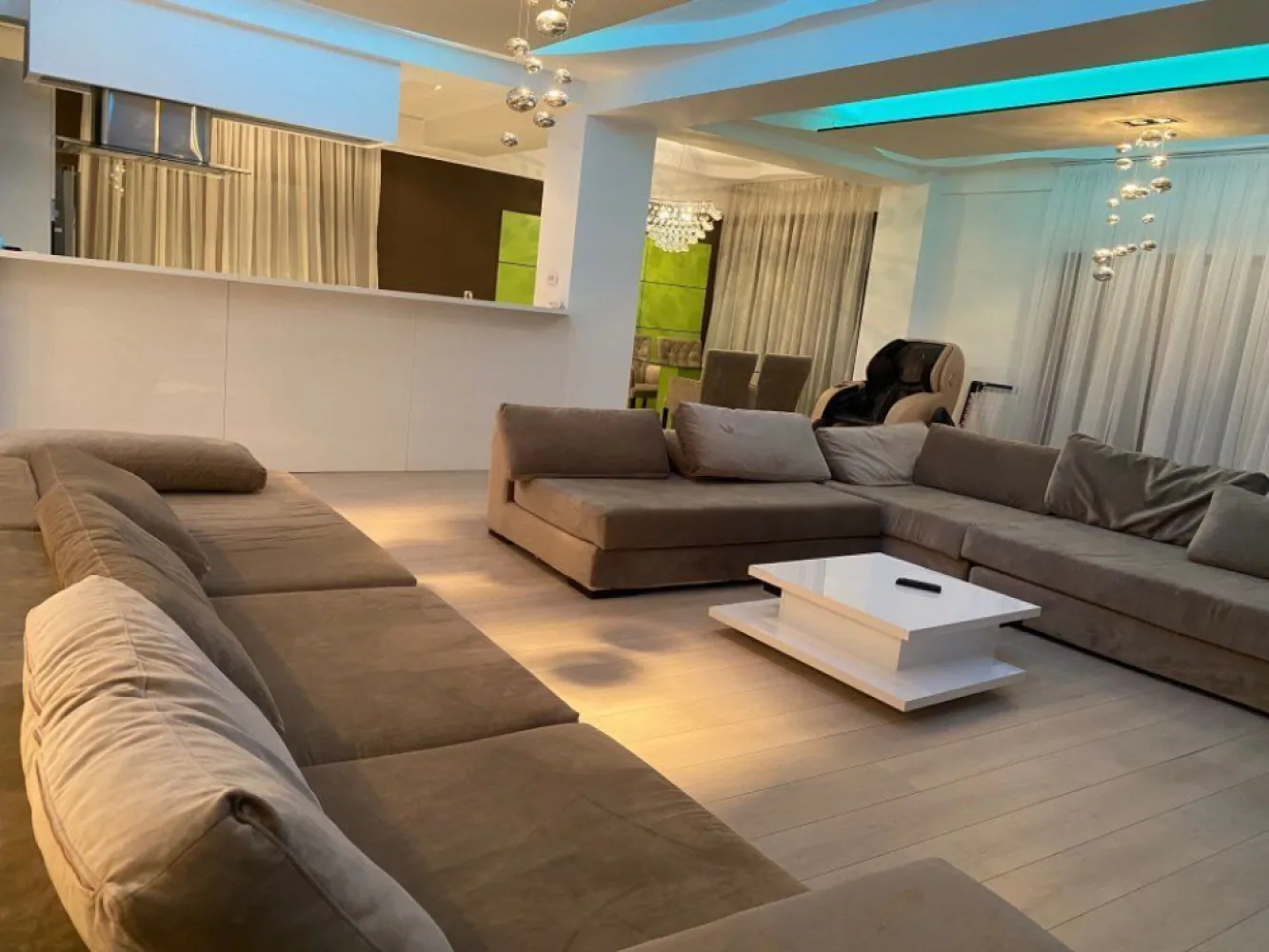 Apartament 4 camere, Herastrau, complex Persepolis, mobilat lux, 200 mp - Apartament cu 4 camere situat intr-un complex rezidential de lux. In cadrul complexului exista doua piscine acoperite, sala de fitness si un restautant. Accesul in apartament se face direct cu lift interior. Cu acelasi lift se poate cobori direct din apartament la piscina si la sala de fitness. Apartamentul este foarte spatios, masurand aproximati 200 mp. Este compartiment dupa cum urmeaza: living generos, trei dormitoare si 3 bai. Dormitorul matrimonial are si un dresing incapator. In pretul chiriei este inclus si un loc de parcare suprateran.