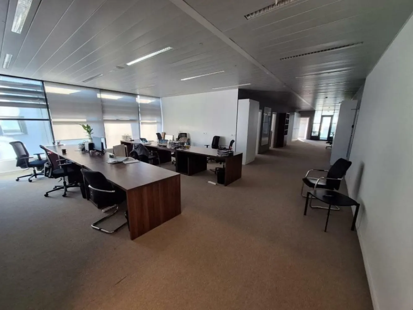 Inchiriere spatiu birouri One Herastrau Office - Ofer spre inchiriere spatiu pentru birouri in cladirea One Herastrau Office cu urmatoarele specificatii: Suprafata birou: 246.53 mp; Suprafata terasa: 8.28 mp; Chirie birouri: 14.2 eur + TVA; Chirie terasa: 7.44 eur. Service charge-ul este de 3.88 EUR + TVA/mp.
