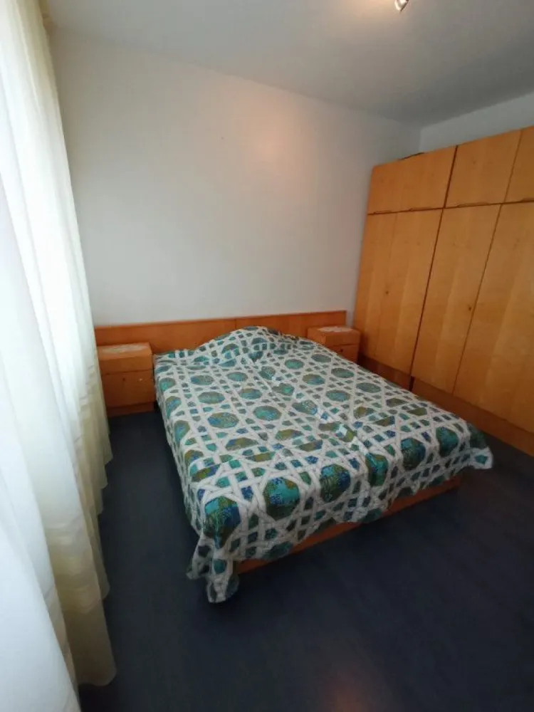 Inchiriez apartament zona Unirii,, Parcul Tineretului - Inchiriez apartament situat pe Bd. Dimitrie Cantemir, mobilat complet cu aragaz, cuptor, frigider, cuptor cu microunde, aer conditionat, balcon, proaspat renovat. Apartamentul este foarte aproape de Piata Unirii la 3 min. de mers pe jos pana la statia de metrou Unirii si la 7 min. de mers pe jos pana la statia de metrou Tineretului. Acest apartament are vedere pe partea din spate a bulevardului deci chiar daca este situat intr-o zona centrala aglomerata beneficiati de liniste in timpul zilei si al noptii. Apartamentul este dotat cu contoare pentru apa rece/calda, contoare pentru caldura si curent, deci platiti doar cat consumati. La doar 2 min. de mers pe jos aveti magazine Profi, Mega Image etc chiar si Dristor Kebap plus alte restaurante. Ofer dar si cer seriozitate! Pentru mai multe informatii va stau la dispozitie DOAR telefonic.