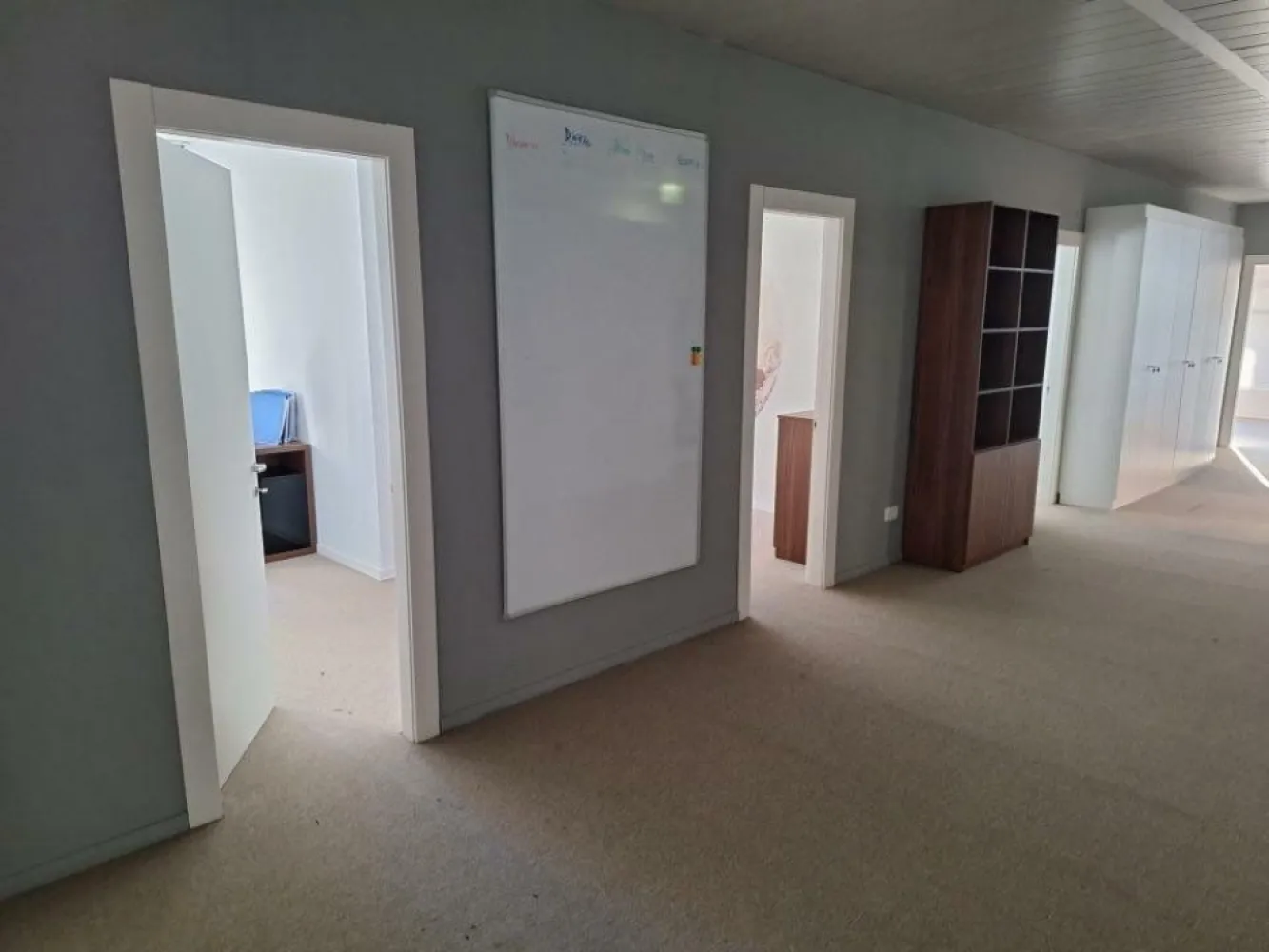 Inchiriere spatiu birouri One Herastrau Office - Ofer spre inchiriere spatiu pentru birouri in cladirea One Herastrau Office cu urmatoarele specificatii: Suprafata birou: 246.53 mp; Suprafata terasa: 8.28 mp; Chirie birouri: 14.2 eur + TVA; Chirie terasa: 7.44 eur. Service charge-ul este de 3.88 EUR + TVA/mp.