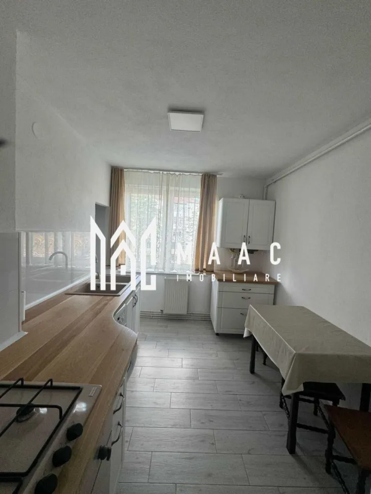 Apartament 2 camere | Etaj 2 | 54 MPU | Terezian - MAAC Imobiliare va prezinta un apartament cu 2 camere, decomandat situat in Terezian la etajul 2 complet renovat. Caracteristici: Etaj: 2 din 4 Tip bloc: izolat termic – oferă eficiență energetică și taxe reduse pe timp de iarnă Acoperiș: realizat din țiglă, recent verificat Spațiu comun: uscătorie curată și bine întreținută, ideală pentru depozitare suplimentară Compartimentare: 2 camere luminoase Bucătărie Hol de acces Baie cu geam de aerisire naturală Cămară pentru depozitare Spațiu de depozitare comun (uscătorie) Stare și finisaje: Apartamentul a fost renovat recent în totalitate, inclusiv instalațiile electrice și sanitare. Ușile și ferestrele sunt în stare buna. Apartamentul este pregătit pentru mutare imediată, fără investiții suplimentare. Utilități și dotări: Centrală termică proprie cu calorifere în toate camerele Frigider, mașină de spălat, plită pe gaz și cuptor electric – toate incluse în preț Beneficii suplimentare Zonă verde și liniștită Locuri de parcare disponibile în fața blocului Bloc curat, administrat corespunzător Pentru mai multe detalii precizati telefonic ca ati vazut anuntul cu ID: CP2781213 }}