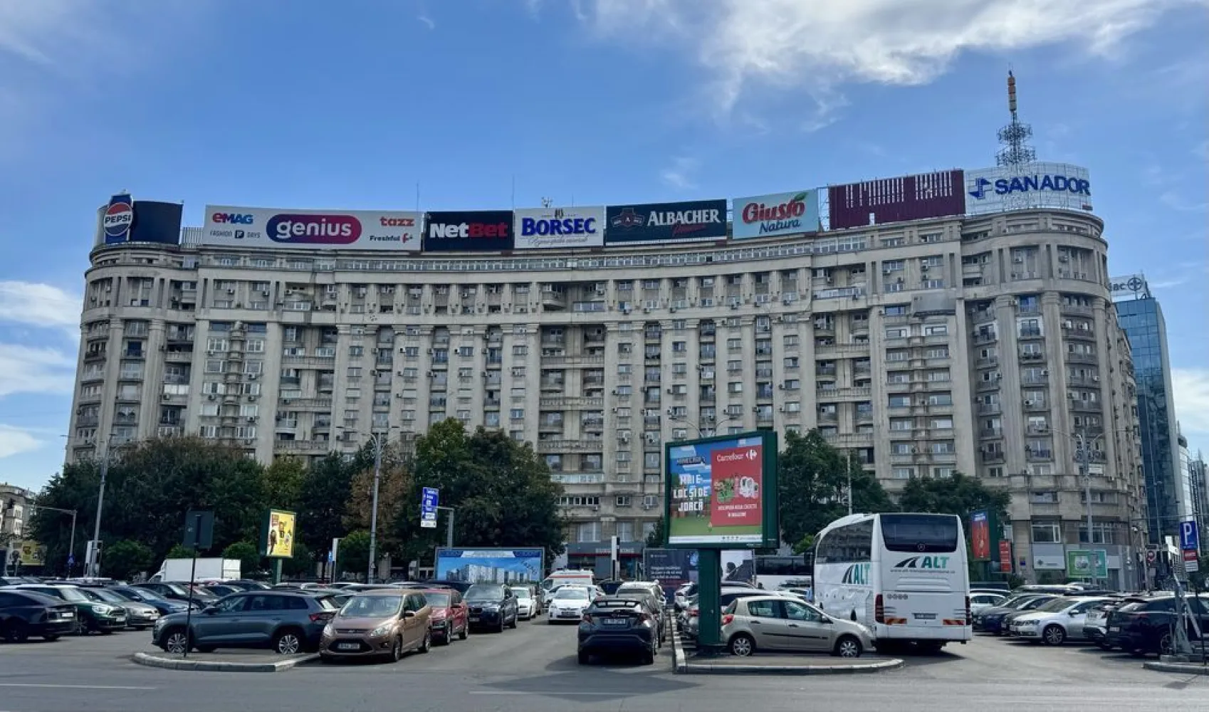 Spatiu de inchiriat in Piata Victoriei, Victoria Business Center - Spatiul se afla in Piata Victoriei, in Victoria Business Center, intr-o cladire de birouri, la etajul 10, cu o suprafață de 300 mp. Proprietatea este deținută de o firma. Spațiul beneficiază de grup electrogen propriu ( generator electric). Spatiul este compartimentat in 9 camere spatioase, 3 grupuri sanitare, bucatarie, receptie si balcoane, toate cu vedere panoramica spre Piata Victoriei si Guvern. Cladirea beneficiaza de paza 24/24 h, receptie pe fiecare intrare, CTP, retele voce-date, 2 lifturi pe fiecare intrare. Disponibil pentru inchiriere imediat. Vecinitati : Piata Victoriei, Aviatorilor, Kiseleff, Piata Romana, Lascar Catargiu, Titulescu, Buzesti.