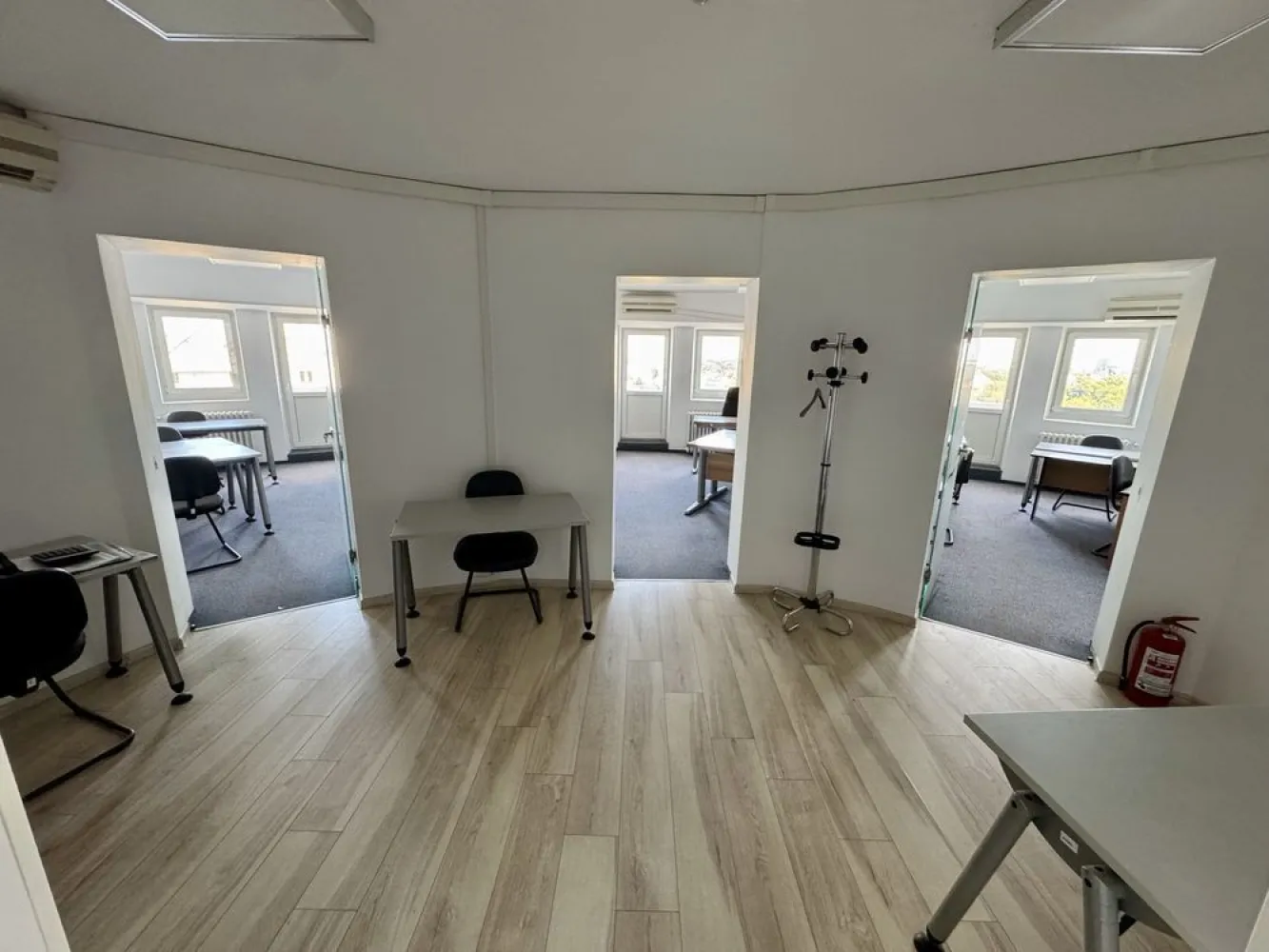 Spatiu de inchiriat in Piata Victoriei, Victoria Business Center - Spatiul se afla in Piata Victoriei, in Victoria Business Center, intr-o cladire de birouri, la etajul 10, cu o suprafață de 300 mp. Proprietatea este deținută de o firma. Spațiul beneficiază de grup electrogen propriu ( generator electric). Spatiul este compartimentat in 9 camere spatioase, 3 grupuri sanitare, bucatarie, receptie si balcoane, toate cu vedere panoramica spre Piata Victoriei si Guvern. Cladirea beneficiaza de paza 24/24 h, receptie pe fiecare intrare, CTP, retele voce-date, 2 lifturi pe fiecare intrare. Disponibil pentru inchiriere imediat. Vecinitati : Piata Victoriei, Aviatorilor, Kiseleff, Piata Romana, Lascar Catargiu, Titulescu, Buzesti.