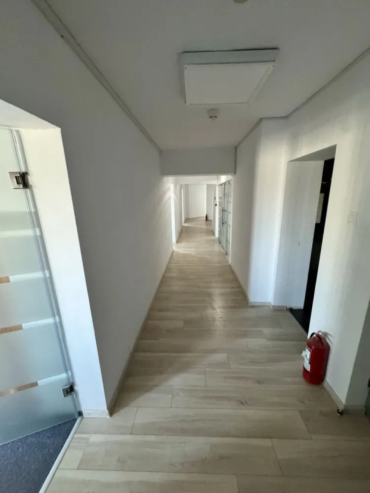 Spatiu de inchiriat in Piata Victoriei, Victoria Business Center - Spatiul se afla in Piata Victoriei, in Victoria Business Center, intr-o cladire de birouri, la etajul 10, cu o suprafață de 300 mp. Proprietatea este deținută de o firma. Spațiul beneficiază de grup electrogen propriu ( generator electric). Spatiul este compartimentat in 9 camere spatioase, 3 grupuri sanitare, bucatarie, receptie si balcoane, toate cu vedere panoramica spre Piata Victoriei si Guvern. Cladirea beneficiaza de paza 24/24 h, receptie pe fiecare intrare, CTP, retele voce-date, 2 lifturi pe fiecare intrare. Disponibil pentru inchiriere imediat. Vecinitati : Piata Victoriei, Aviatorilor, Kiseleff, Piata Romana, Lascar Catargiu, Titulescu, Buzesti.