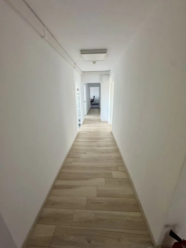 Spatiu de inchiriat in Piata Victoriei, Victoria Business Center - Spatiul se afla in Piata Victoriei, in Victoria Business Center, intr-o cladire de birouri, la etajul 10, cu o suprafață de 300 mp. Proprietatea este deținută de o firma. Spațiul beneficiază de grup electrogen propriu ( generator electric). Spatiul este compartimentat in 9 camere spatioase, 3 grupuri sanitare, bucatarie, receptie si balcoane, toate cu vedere panoramica spre Piata Victoriei si Guvern. Cladirea beneficiaza de paza 24/24 h, receptie pe fiecare intrare, CTP, retele voce-date, 2 lifturi pe fiecare intrare. Disponibil pentru inchiriere imediat. Vecinitati : Piata Victoriei, Aviatorilor, Kiseleff, Piata Romana, Lascar Catargiu, Titulescu, Buzesti.