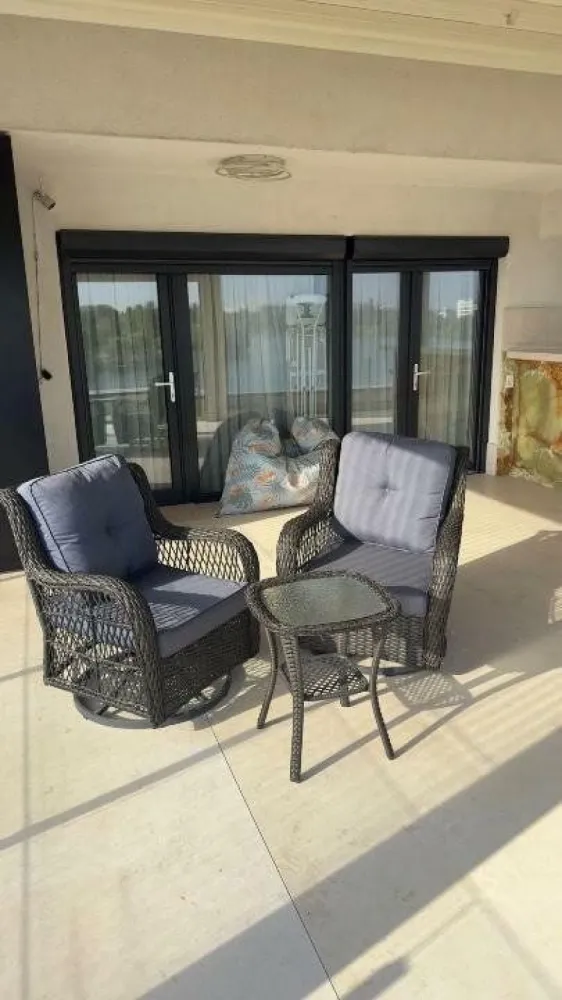 Apartament/ Penthouse Laguna Residence - -Complexul dispune de 12.000 mp de spaţii verzi -Apartamentul este compus din 5 camere , din care 2 dormitoare de tip master cu băi matrimoniale la care se adăuga un dormitor de oaspeţi şi unul pentru copil; -Dispune de 2 locuri de parcare aflate in subteran unde veţi găsi si o staţie de încărcare electrica ; - Terasa de 87 m2, expunere sudica respectiv vedere spre răsărit şi apus.