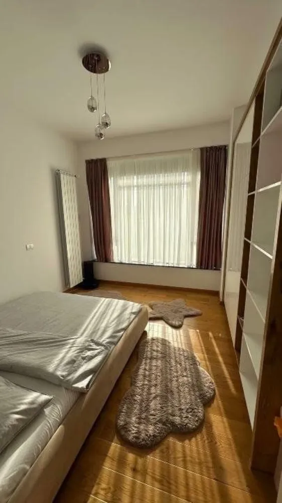 Apartament/ Penthouse Laguna Residence - -Complexul dispune de 12.000 mp de spaţii verzi -Apartamentul este compus din 5 camere , din care 2 dormitoare de tip master cu băi matrimoniale la care se adăuga un dormitor de oaspeţi şi unul pentru copil; -Dispune de 2 locuri de parcare aflate in subteran unde veţi găsi si o staţie de încărcare electrica ; - Terasa de 87 m2, expunere sudica respectiv vedere spre răsărit şi apus.