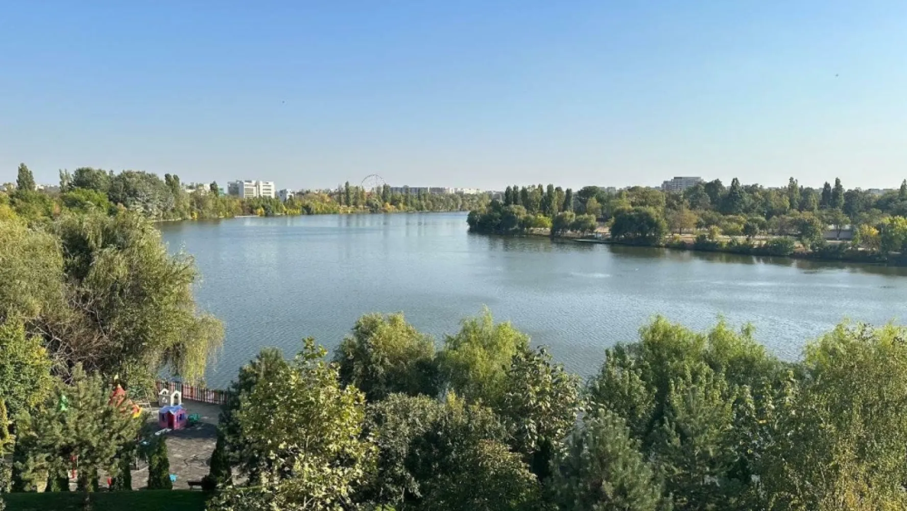Apartament/ Penthouse Laguna Residence - -Complexul dispune de 12.000 mp de spaţii verzi -Apartamentul este compus din 5 camere , din care 2 dormitoare de tip master cu băi matrimoniale la care se adăuga un dormitor de oaspeţi şi unul pentru copil; -Dispune de 2 locuri de parcare aflate in subteran unde veţi găsi si o staţie de încărcare electrica ; - Terasa de 87 m2, expunere sudica respectiv vedere spre răsărit şi apus.