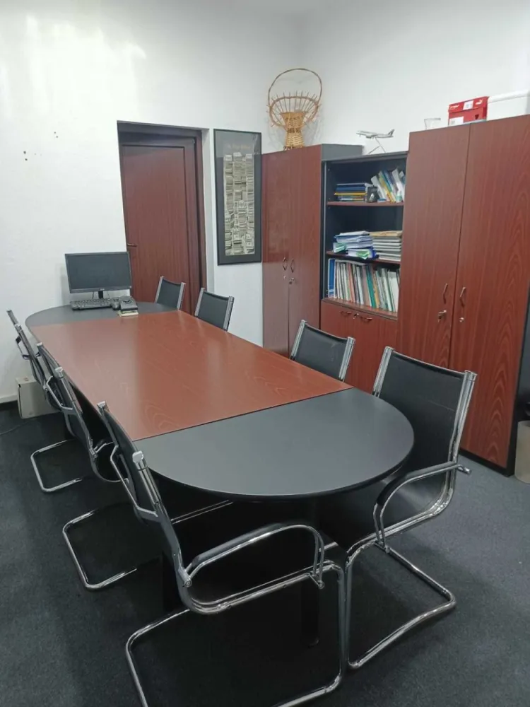 Vila eleganta, pentru birou, intre Piata Muncii si Vatra Luminoasa - Vilă elegantă lângă Piața Muncii, pe strada Ing. Slaniceanu, foarte aproape de spitalul de copii Victor Gomoiu și Registrul Comerțului. Se inchiriază semi mobilată / nemobilată și poate fi utilată cu calculatoare, multifunctionale, etc. fără costuri suplimentare. Sprafața închiriată este de 240mp utili. Dispune și de o sală mare care poate fi folosită ca open space sau sală de de training care poate fi dotată cu proiector. In plus fata de spatiul util pentru birou are subsol de 31 mp pentru arhivă și o terasă generoasă de 70 mp. Pret 2500 Euro / luna + taxe persoana fizica Utilitatile, firma de paza, etc. se platesc separat in functie de consum.