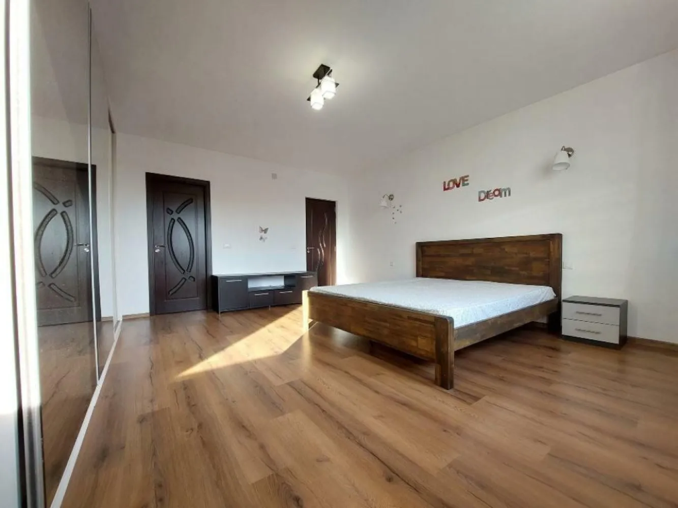 Ag BRASADAS vinde ap 2 cam et 1/2 71mp 2015 Pantelimon. - Ag BRASADAS vinde apartament cu doua camere, construit in 2015, SPATIOS si LUMINOS, 2 bai, mobilat, utilat, aer conditionat, centrala proprie, 71mp. situat la etajul 1/2 în zona Pantelimon. Living, bucatarie, dormitor si baie, hol si baie, balcon inchis. Acces imediat la Lidl, Mega Image. Pentru mai multe oferte accesați www.brasadas.com.