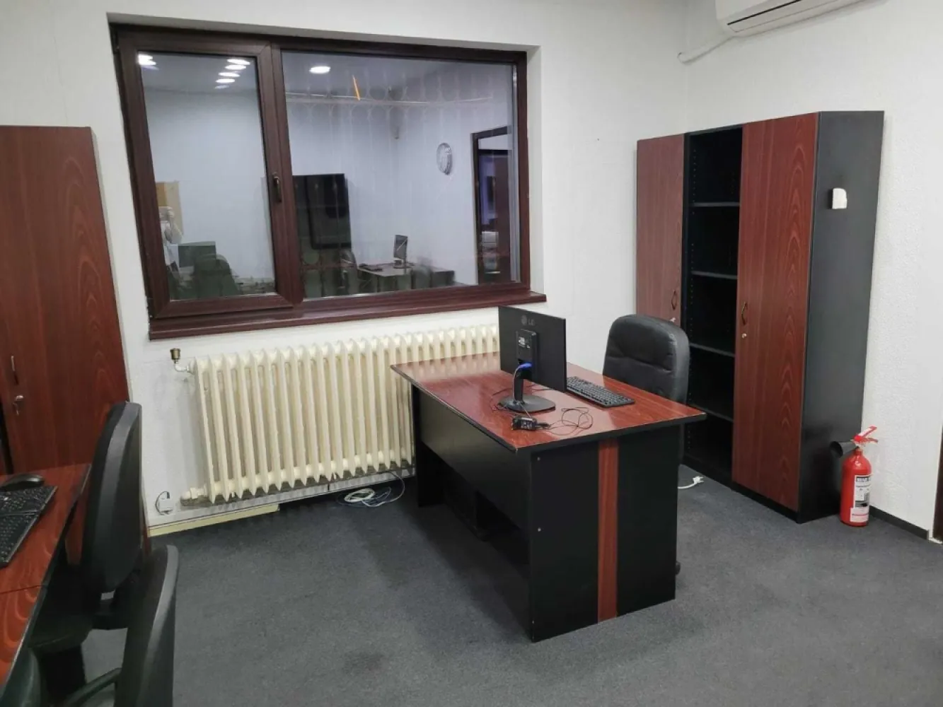 Vila eleganta, pentru birou, intre Piata Muncii si Vatra Luminoasa - Vilă elegantă lângă Piața Muncii, pe strada Ing. Slaniceanu, foarte aproape de spitalul de copii Victor Gomoiu și Registrul Comerțului. Se inchiriază semi mobilată / nemobilată și poate fi utilată cu calculatoare, multifunctionale, etc. fără costuri suplimentare. Sprafața închiriată este de 240mp utili. Dispune și de o sală mare care poate fi folosită ca open space sau sală de de training care poate fi dotată cu proiector. In plus fata de spatiul util pentru birou are subsol de 31 mp pentru arhivă și o terasă generoasă de 70 mp. Pret 2500 Euro / luna + taxe persoana fizica Utilitatile, firma de paza, etc. se platesc separat in functie de consum.
