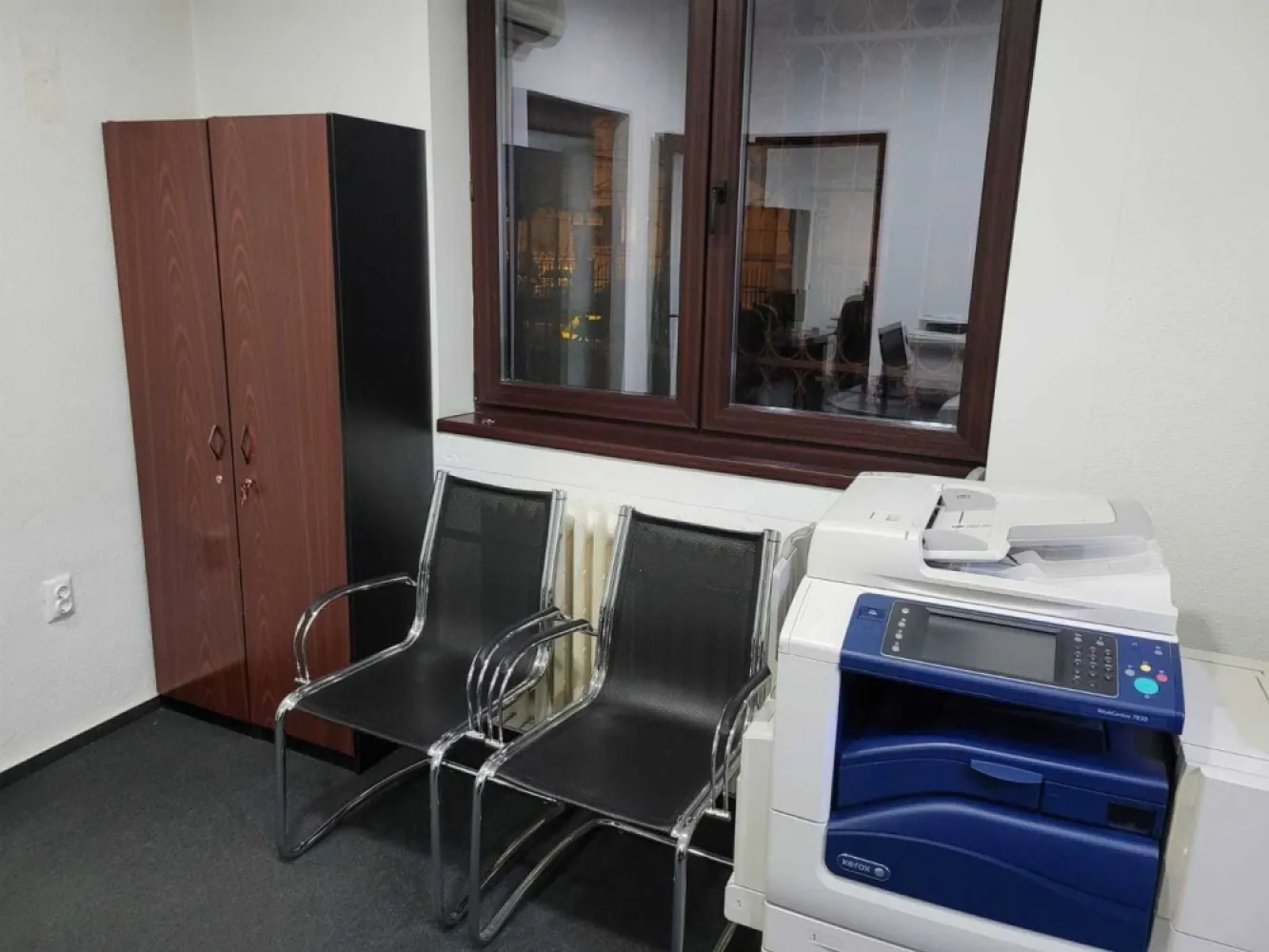 Vila eleganta, pentru birou, intre Piata Muncii si Vatra Luminoasa - Vilă elegantă lângă Piața Muncii, pe strada Ing. Slaniceanu, foarte aproape de spitalul de copii Victor Gomoiu și Registrul Comerțului. Se inchiriază semi mobilată / nemobilată și poate fi utilată cu calculatoare, multifunctionale, etc. fără costuri suplimentare. Sprafața închiriată este de 240mp utili. Dispune și de o sală mare care poate fi folosită ca open space sau sală de de training care poate fi dotată cu proiector. In plus fata de spatiul util pentru birou are subsol de 31 mp pentru arhivă și o terasă generoasă de 70 mp. Pret 2500 Euro / luna + taxe persoana fizica Utilitatile, firma de paza, etc. se platesc separat in functie de consum.