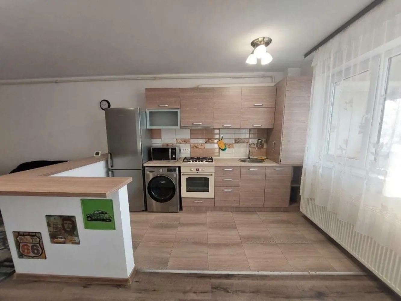 Ag BRASADAS vinde ap 2 cam et 1/2 71mp 2015 Pantelimon. - Ag BRASADAS vinde apartament cu doua camere, construit in 2015, SPATIOS si LUMINOS, 2 bai, mobilat, utilat, aer conditionat, centrala proprie, 71mp. situat la etajul 1/2 în zona Pantelimon. Living, bucatarie, dormitor si baie, hol si baie, balcon inchis. Acces imediat la Lidl, Mega Image. Pentru mai multe oferte accesați www.brasadas.com.