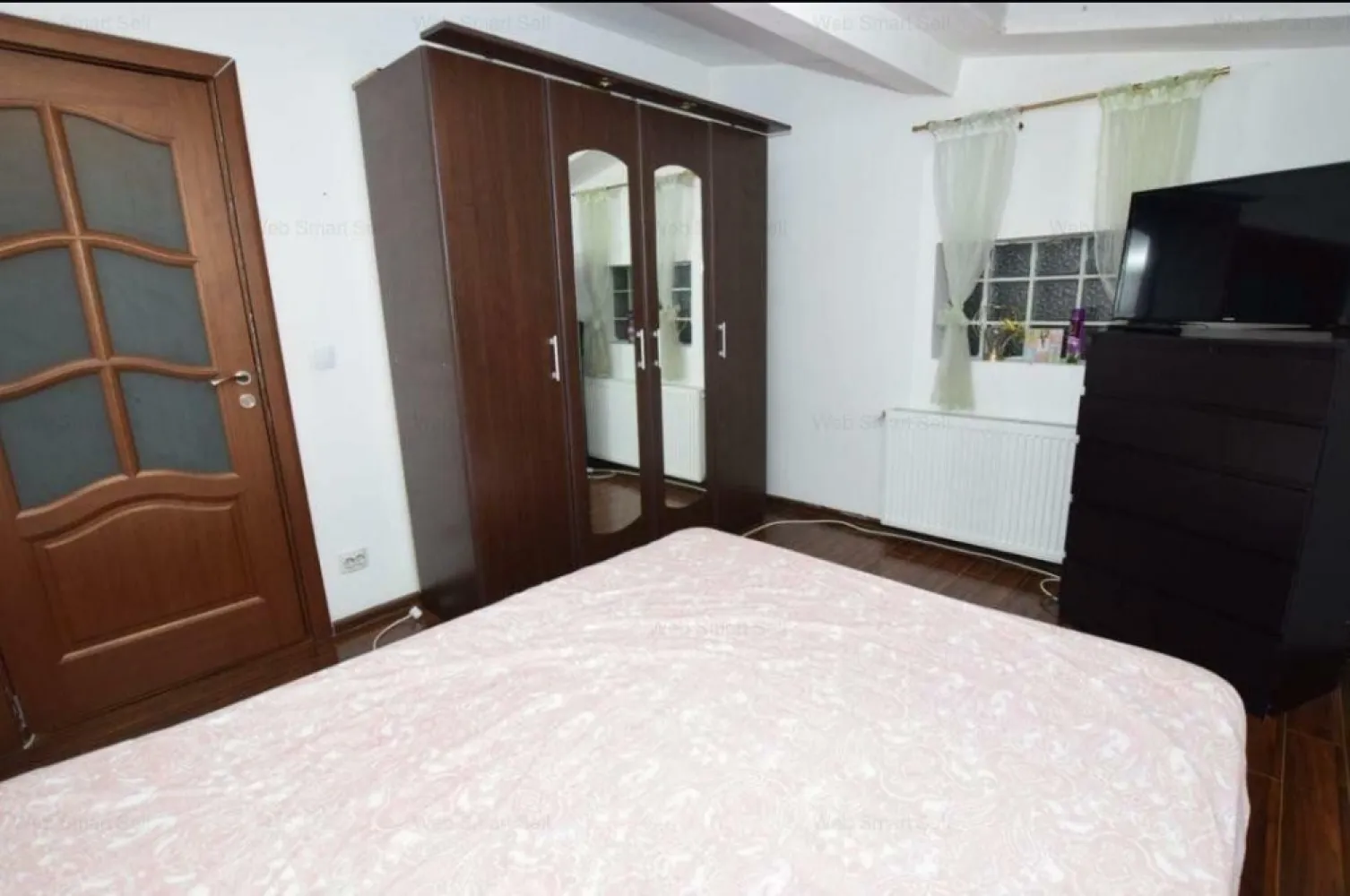 Ag BRASADAS vinde ap 2 cam etaj 4/4 Bucureştii Noi METROU. - Agenția BRASADAS vinde apartament cu 2 camere la etajul 4/4 in Bucureştii Noi langa statia de METROU, cu CENTRALĂ PROPRIE. Sectorul 1, zona verde și linistita, toate facilităţile, localizare excelentă, Magazine la îndemână: Lidl, Mega Image, Kaufland, Piaţa 16 Februarie. Lângă Parcul Bazilescu, plimbări, aer curat, relaxare. Suprafaţă utilă: 42 mp | Suprafaţă construită: 47,05 mp. Se predă la cheie complet mobilat şi utilat Toate actele sunt în regulă, pregătite de vânzare In bucatarie, hotă Rohnson pentru un aer mereu proaspăt, Centrală termica Immergas Eolo Star asigura conforttul termic garantat. Aragaz Zanussi + frigider Indesit pregătite pentru deliciile tale culinare Mobilier generos pentru depozitare eficientă Senzor de gaz pentru siguranţă deplină. Dormitor cu pat spaţios (210x170 cm) cu saltea confortabilă Sifonier mare cu 4 uşi (2 cu oglinzi) Comodă cu 5 sertare, perfect organizate. Living cu canapea confortabilă + 2 fotolii extensibile Televizor Samsung + telecomandă. Aer condiţionat Asaka Masă extensibilă din lemn + 4 scaune cu perne Mobilier elegant şi spaţios pentru un plus de organizare Baie cu cadă perfectă pentru relaxare Mobilier inteligent pentru depozitare eficientă. Maşină de spălat Indesit â€“ fără griji pentru rufe In hol, cuier, pantofar, oglindă, totul organizat perfect Interfon pentru siguranţă şi confort De ce să alegi acest apartament? Mutare imediată fără stres, fără mobilă şi electrocasnice Mobilat şi utilat complet â€“ economiseşti timp şi bani Centrală proprie (facturi foarte mici, în jur de 50-70 lei curent şi, în lunile de iarnă, 100-200 lei gaz). Pentru mai multe oferte accesați www.brasadas.com.