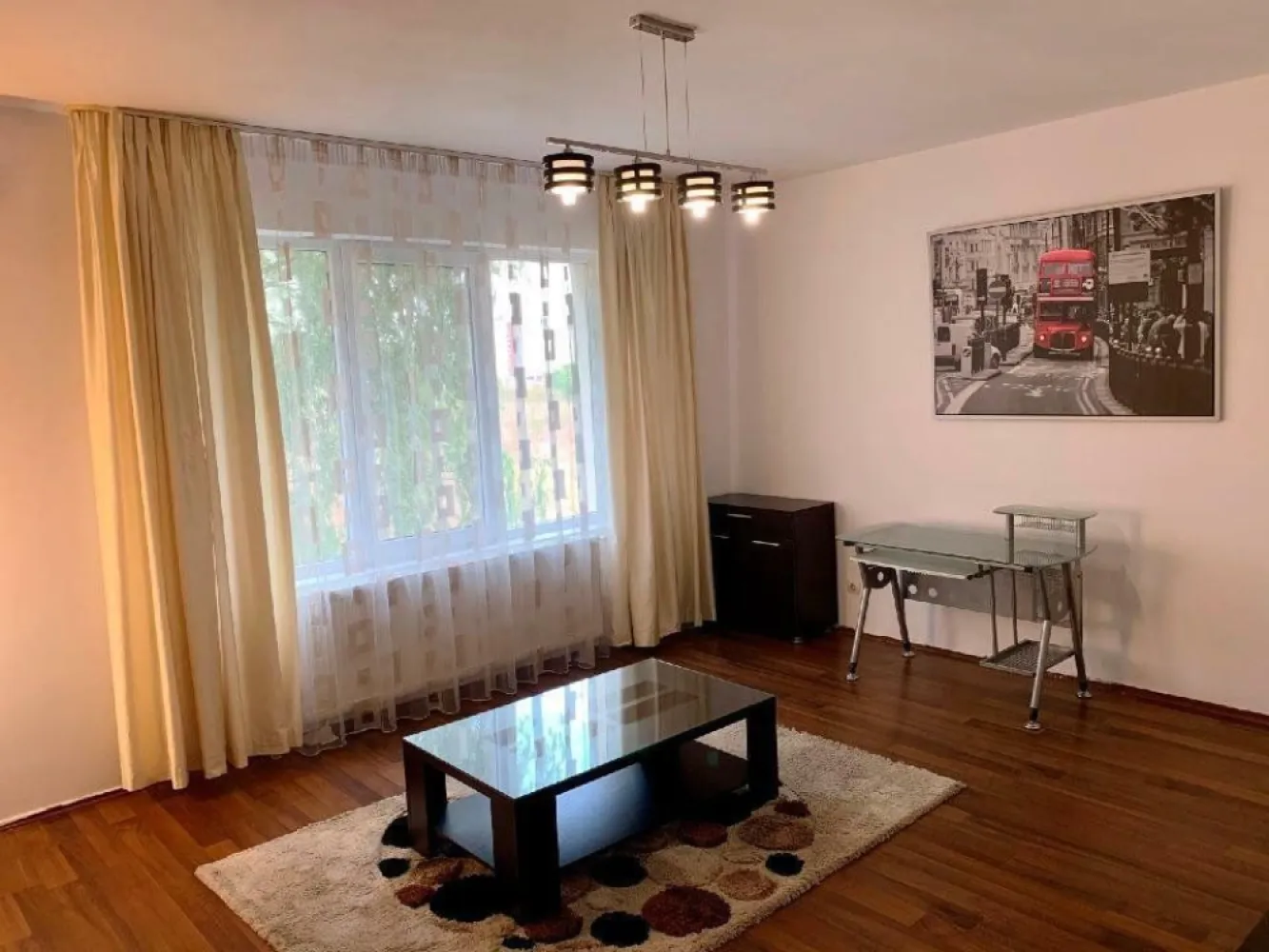 Ag BRASADAS vinde ap 2 Cam Avangarde Rezidential Prelungirea Ghencea - Agenția BRASADAS vinde apartament cu 2 camere, decomandat, spaţios 57mp utili, situat in Complex Avangarde - Prelungirea Ghencea, la etajul 1 din 3 cu loc de joaca pentru copii, bariera, camere de luat vederi. Apartamentul are centrală proprie, balcon, se vinde complet mobilat si utilat exact ca in poze! (Combina Frigorifica Teka Nofrost, masina de spalat vase,masina de spalat, aspirator, fier de calcat, TV, Internet RDS 1000MBPS , Aer conditionat, usa metalica...) Finisajele sunt de calitate superioara! Staţiile RATB ce duc spre centru se află în faţa complexului cat si piaţa, farmacie, sala de sport, salon de frumuseţe. Loc de parcare - nu este inclus in pret Pentru mai multe oferte accesați www.brasadas.com.