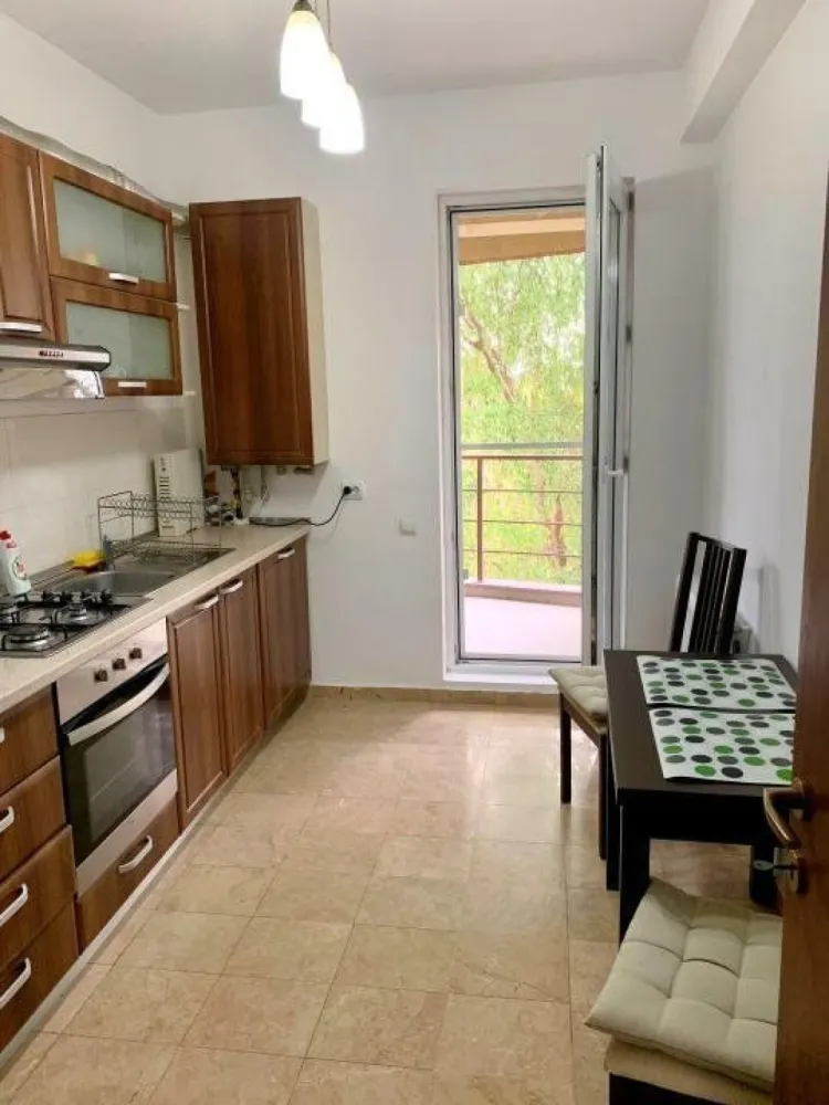 Ag BRASADAS vinde ap 2 Cam Avangarde Rezidential Prelungirea Ghencea - Agenția BRASADAS vinde apartament cu 2 camere, decomandat, spaţios 57mp utili, situat in Complex Avangarde - Prelungirea Ghencea, la etajul 1 din 3 cu loc de joaca pentru copii, bariera, camere de luat vederi. Apartamentul are centrală proprie, balcon, se vinde complet mobilat si utilat exact ca in poze! (Combina Frigorifica Teka Nofrost, masina de spalat vase,masina de spalat, aspirator, fier de calcat, TV, Internet RDS 1000MBPS , Aer conditionat, usa metalica...) Finisajele sunt de calitate superioara! Staţiile RATB ce duc spre centru se află în faţa complexului cat si piaţa, farmacie, sala de sport, salon de frumuseţe. Loc de parcare - nu este inclus in pret Pentru mai multe oferte accesați www.brasadas.com.