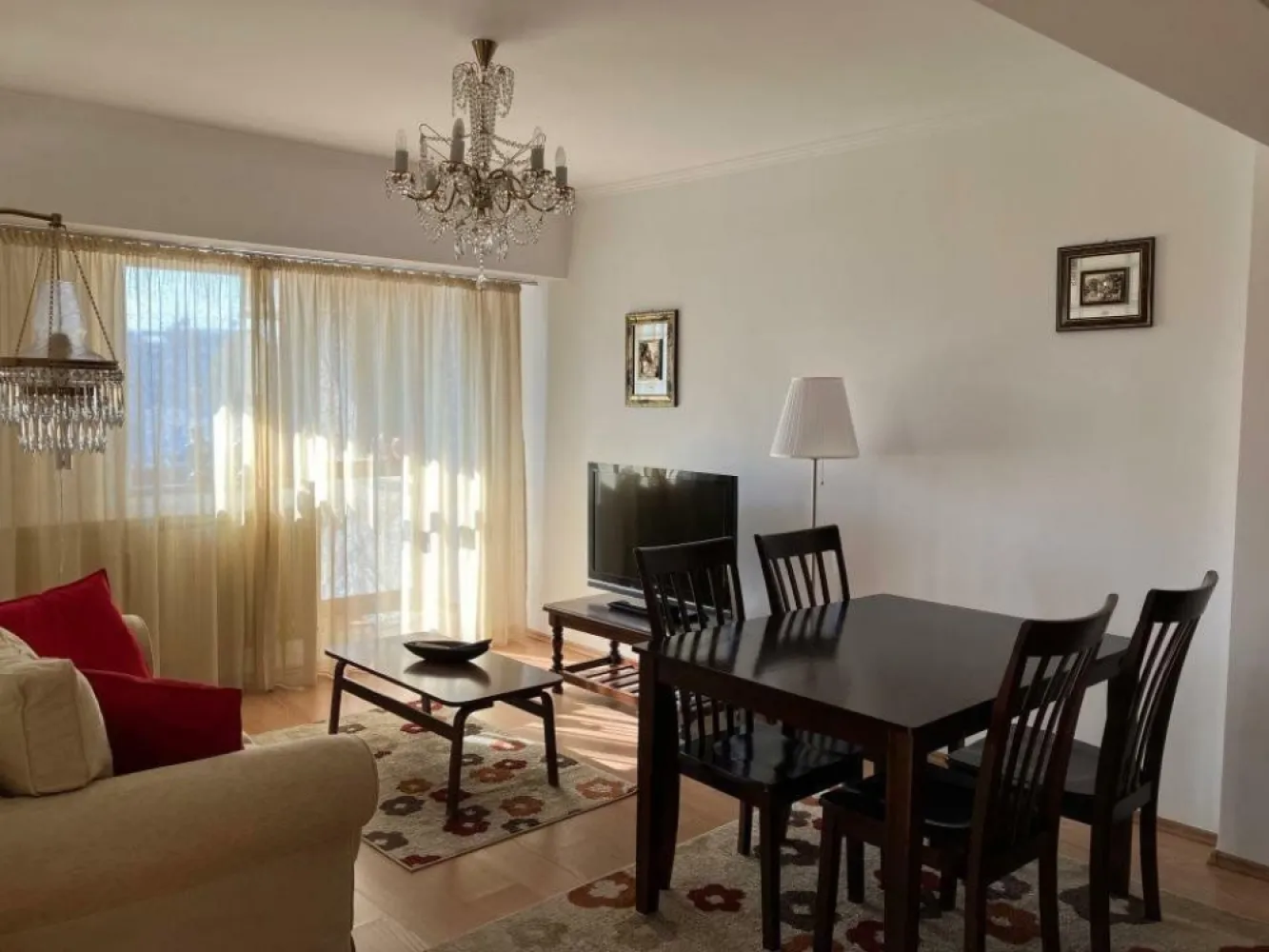 Ag BRASADAS vinde apt. 2 cam et. 3/7 Unirii Tribunal - Agentia BRASADAS vinde apartament 2 camere decomandate, complet mobilat si utilat. Situat in apropierea Tribunalului Bucuresti are vedere spre Bulevardul Unirii si este la etajul 3 al unui bloc cu lift. Apartamentul are 3 balcoane generoase si dispune de incalzire centralizata. Este ideal pentru un cuplu care este in cautarea unui apartament intr-o zona selecta a Bucurestiului. Acces facil catre toate tipurile de mijloace de transport in comun. Disponibil imediat. Pentru mai multe oferte accesați www.brasadas.com.