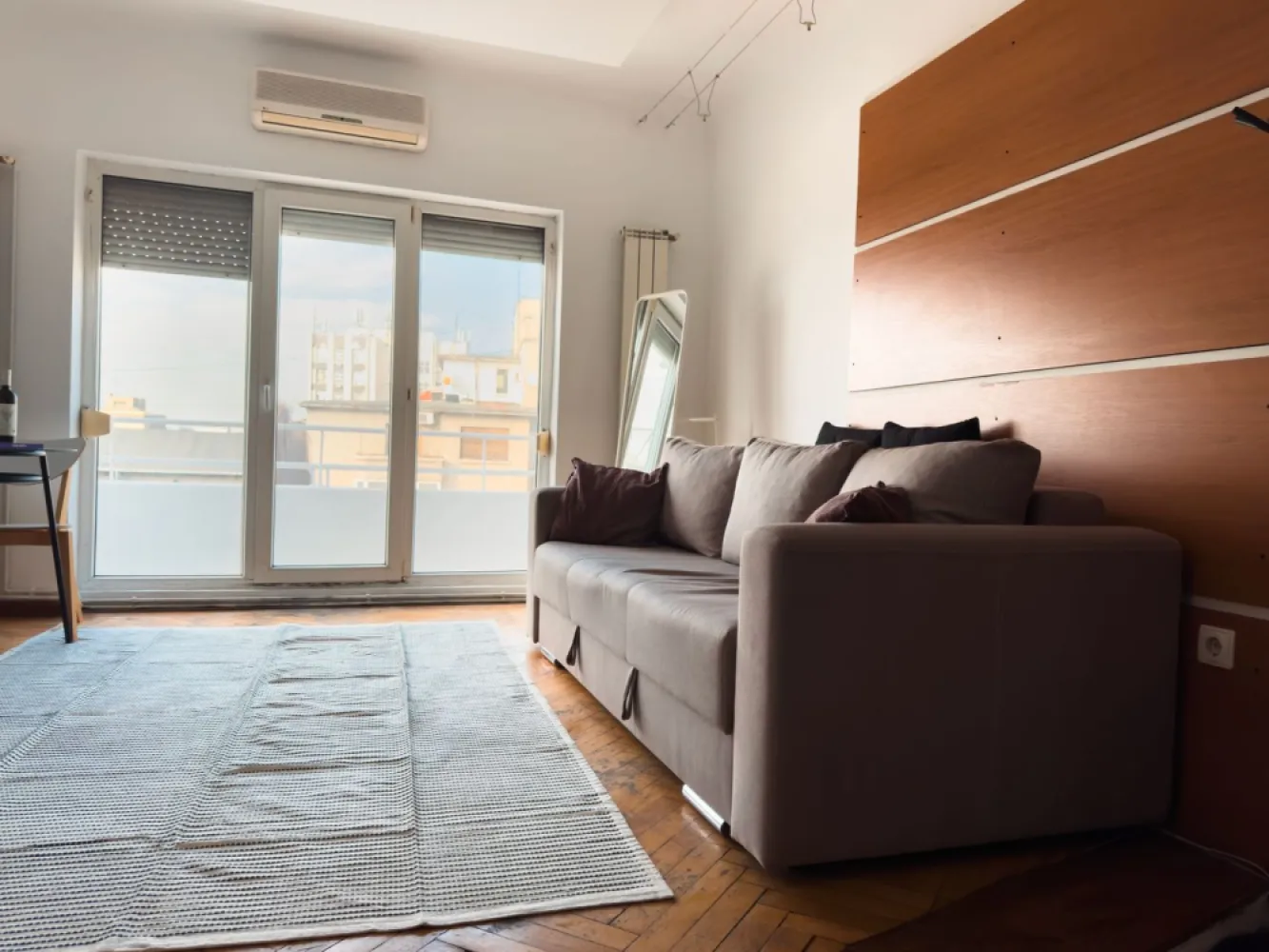 Apartament 2 camere de inchiriat Piata Romana | Spatios si luminos - **Apartament de închiriat – 2 camere, balcon, vedere superbă – Piața Romană** Se oferă spre închiriere un apartament spațios și luminos, situat într-o zonă ultracentrală, în apropiere de Piața Romană. Cu o suprafață generoasă, acest apartament decomandat dispune de 2 camere luminoase, un balcon cu vedere panoramică, bucătărie complet utilată și baie modernă. **Suprafață:** Spațios, ideal pentru locuit sau birou **Luminozitate:** Ferestre mari, orientare excelentă **Balcon:** Perfect pentru relaxare, cu o priveliște frumoasă asupra orașului **Localizare:** Acces rapid la metrou, restaurante, cafenele și centre comerciale Pet friendly Se accepta regim hotelier Apartamentul este complet mobilat și utilat, gata pentru mutare imediată. Contactează-ne pentru o vizionare!
