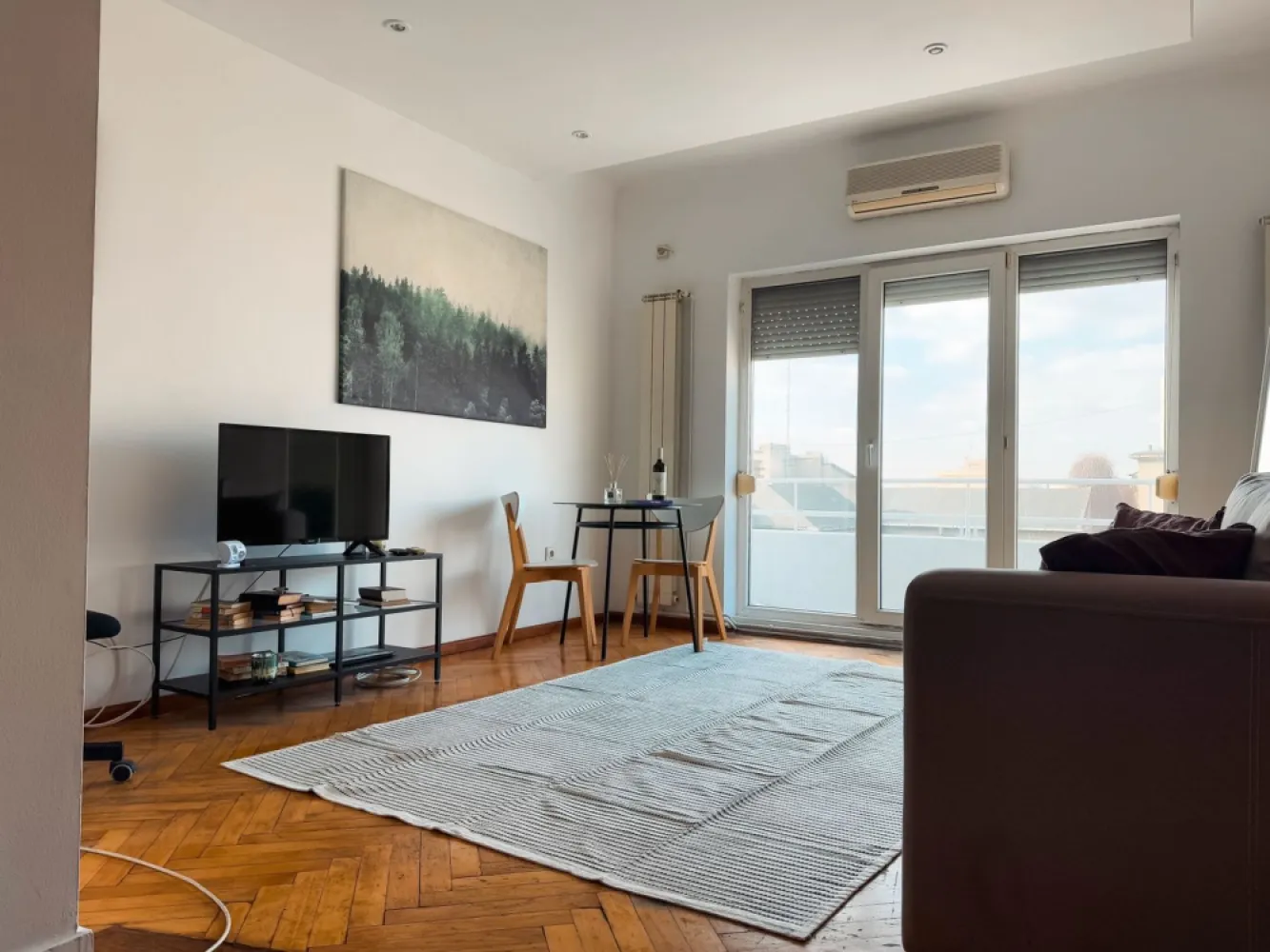 Apartament 2 camere de inchiriat Piata Romana | Spatios si luminos - **Apartament de închiriat – 2 camere, balcon, vedere superbă – Piața Romană** Se oferă spre închiriere un apartament spațios și luminos, situat într-o zonă ultracentrală, în apropiere de Piața Romană. Cu o suprafață generoasă, acest apartament decomandat dispune de 2 camere luminoase, un balcon cu vedere panoramică, bucătărie complet utilată și baie modernă. **Suprafață:** Spațios, ideal pentru locuit sau birou **Luminozitate:** Ferestre mari, orientare excelentă **Balcon:** Perfect pentru relaxare, cu o priveliște frumoasă asupra orașului **Localizare:** Acces rapid la metrou, restaurante, cafenele și centre comerciale Pet friendly Se accepta regim hotelier Apartamentul este complet mobilat și utilat, gata pentru mutare imediată. Contactează-ne pentru o vizionare!