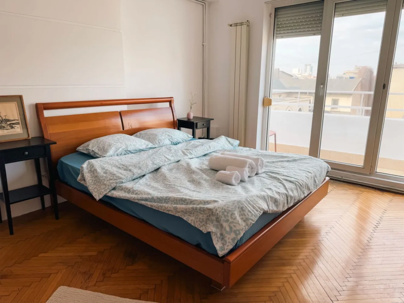 Apartament 2 camere de inchiriat Piata Romana | Spatios si luminos - **Apartament de închiriat – 2 camere, balcon, vedere superbă – Piața Romană** Se oferă spre închiriere un apartament spațios și luminos, situat într-o zonă ultracentrală, în apropiere de Piața Romană. Cu o suprafață generoasă, acest apartament decomandat dispune de 2 camere luminoase, un balcon cu vedere panoramică, bucătărie complet utilată și baie modernă. **Suprafață:** Spațios, ideal pentru locuit sau birou **Luminozitate:** Ferestre mari, orientare excelentă **Balcon:** Perfect pentru relaxare, cu o priveliște frumoasă asupra orașului **Localizare:** Acces rapid la metrou, restaurante, cafenele și centre comerciale Pet friendly Se accepta regim hotelier Apartamentul este complet mobilat și utilat, gata pentru mutare imediată. Contactează-ne pentru o vizionare!