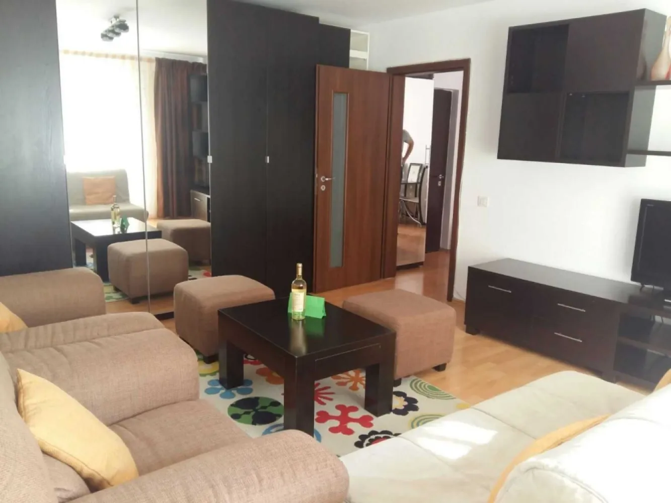 2 cam. Ultracentral 13 Septembire Prosper, complet mobilat și utilat - Propietar, ofer spre închiriere apartament de 2 camere, complet mobilat și utilat, situat în zona ultracentrală 13 Septembrie - Prosper! • Decomandat și spațios, cu o suprafață generoasă de 58 mp - perfect pentru un cuplu sau o familie cu copii. • Situat la etajul 5/8 al unui bloc modern din 1990, cu lift. • Dotat cu aer condiționat, mașină de spălat rufe nouă, TV și spații de depozitare generoase. • Boiler pentru apă caldă mereu disponibilă. • La un pas de tot ce ai nevoie: Mega Image, Lidl, Kaufland, piață, farmacii, grădinițe, școli, benzinărie și multe altele se află în imediata apropiere. • Acces facil către centrul orașului și toate mijloacele de transport public. • Liber, cu disponibilitate imediata • Chiria lunară este de 450 euro + 1 luna garantie Cautăm chiriași serioși, pe termen lung. Exclus agentii.