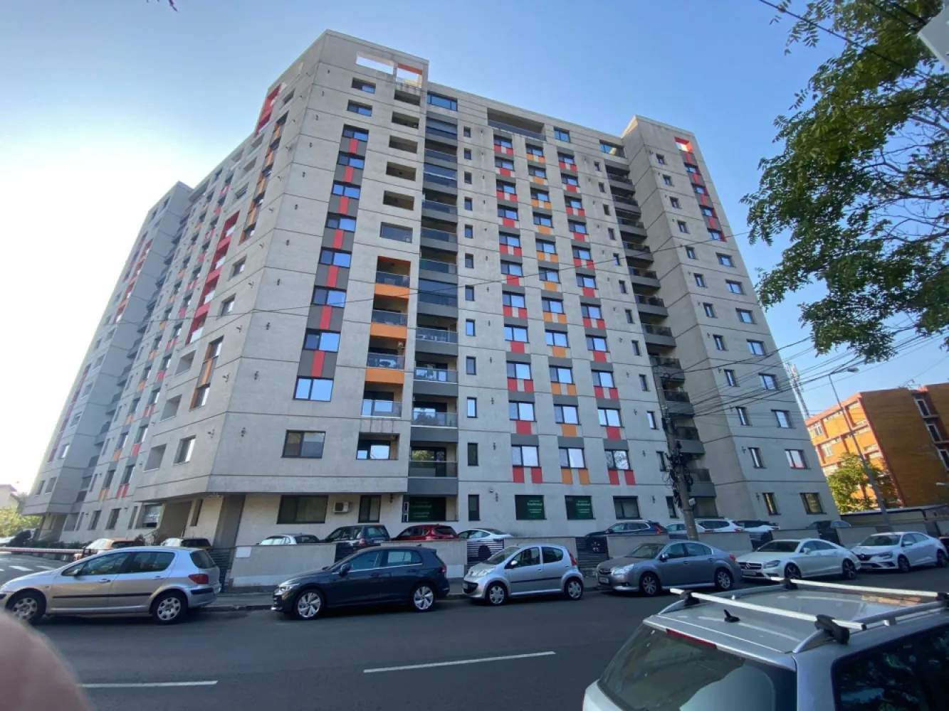 Ag BRASADAS vinde ap 3 cam 2015 et 1 in 19th Residence - Agenția BRASADAS vinde apartament NOU cu 3 camere mobilat lux ETAJ 1/11 în 19th Residence construita in 2015 utilat complet. Aer conditionat in fiecare camera TV led 100cm in fiecare camera -cablu-internet WI-FI Centrala termica Bucatarie utilata: plita,cuptor,hota,frigider,masina spalat vase,cuptor microunde,masina de spalat rufe Geamuri termopan Parchet lemn masiv trafic intens Coltar piele living Masuta pentru cafea Balcon Usa metalica Dressing foarte mare Mocheta hol si dormitoare Doua bai La 100m de metrou Grozavesti,Carrefour Orhideea, Coafor la parter, Restaurant la 50m Acces rapid catre centru si mijloace de transport,tramvai,RATB, Piata Crangasi la 300m Pod Basarab la 50m Parc Politehnica la 300m Interfon, Bloc monitorizat video non stop Contoare gaz, apa Costuri intretinere mici Zona linistita Pentru mai multe oferte accesați www.brasadas.com.