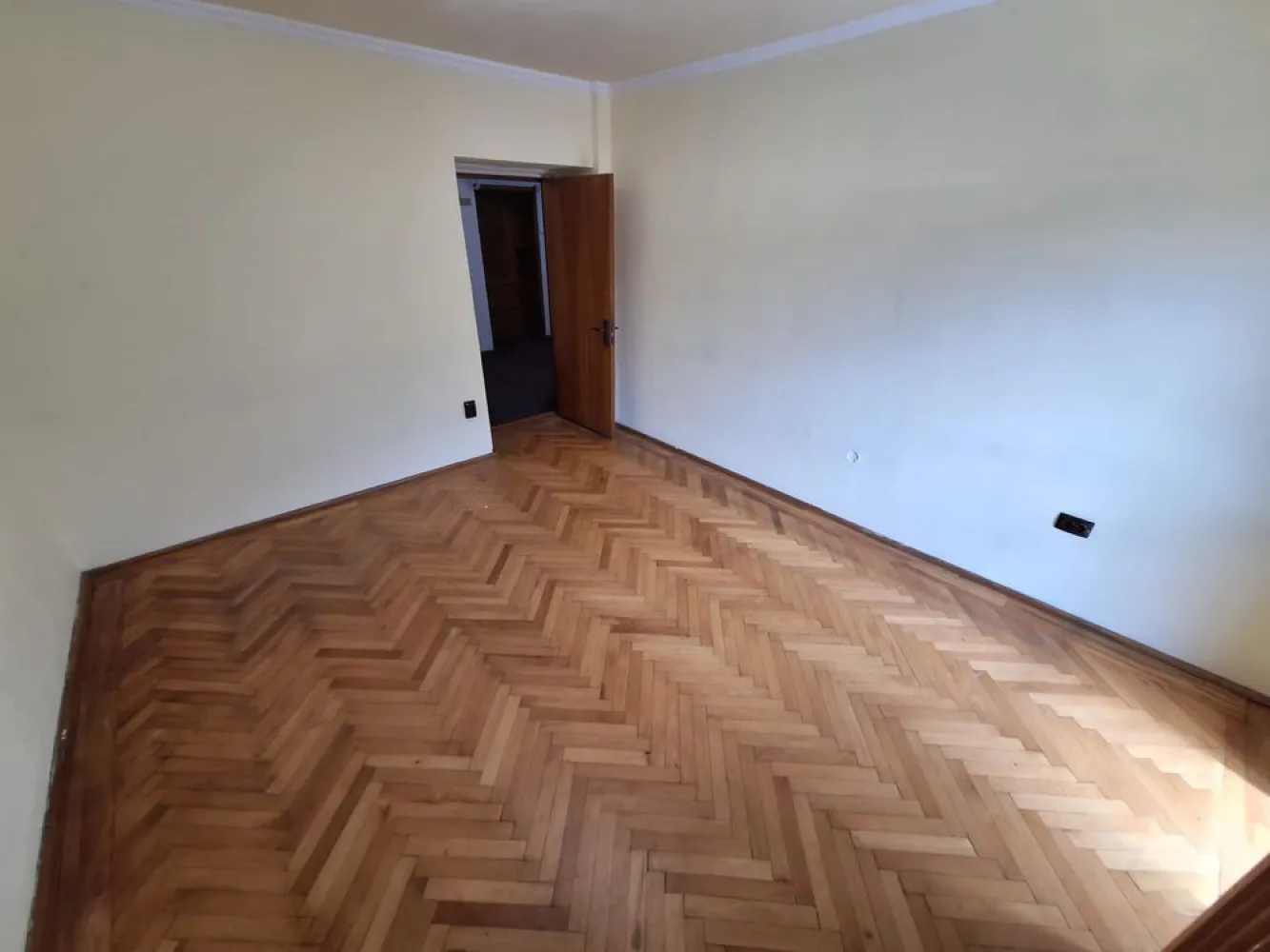 Apartament 2 camere , 81 mp - Închiriere apartament 2 camere Bulevardul Unirii stradal, etajul 1, decomandat, suprafață 81 mp, nemobilat, ideal sediu, birou, locuință, preț închiriere 600 euro