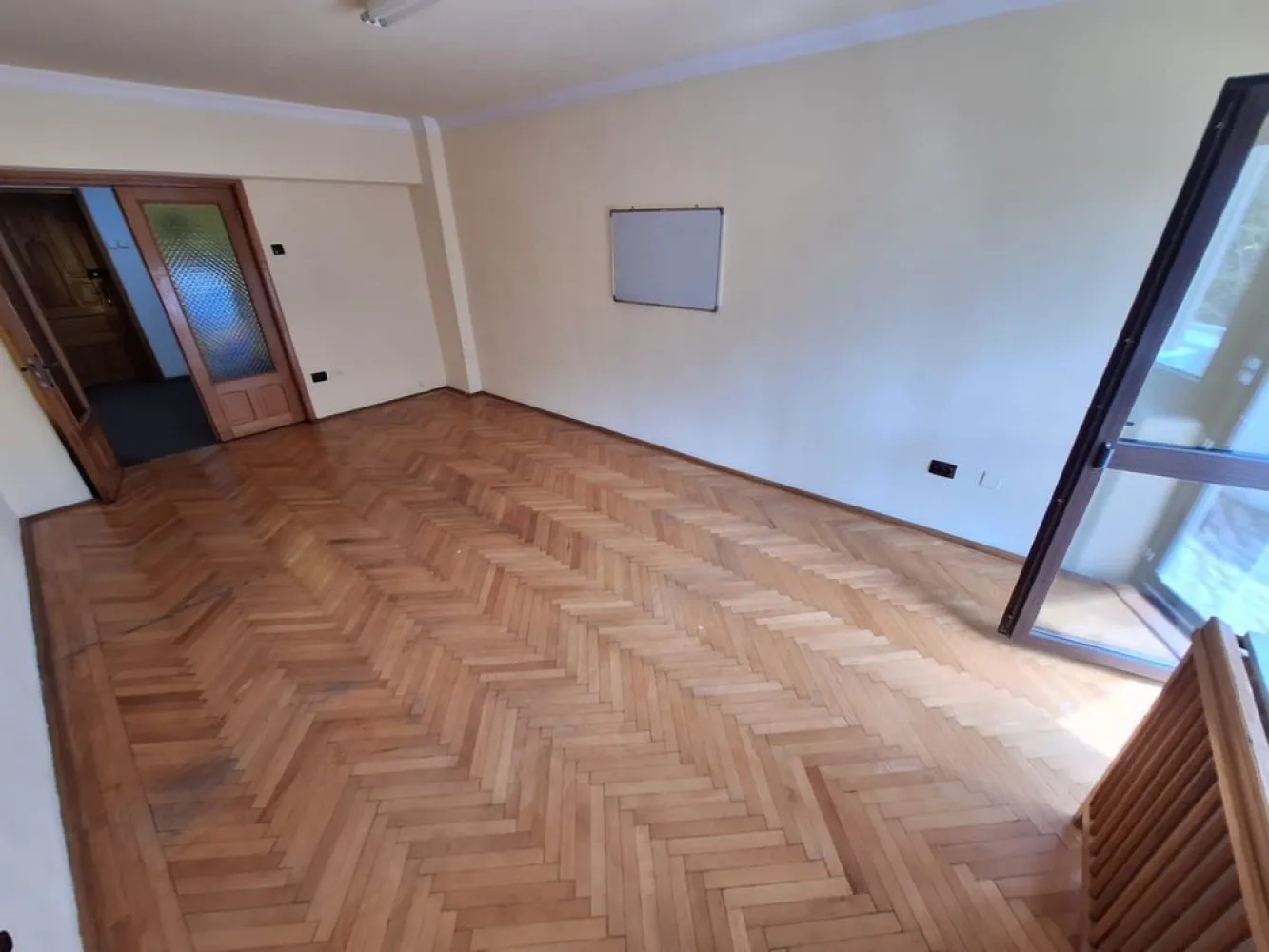 Apartament 2 camere , 81 mp - Închiriere apartament 2 camere Bulevardul Unirii stradal, etajul 1, decomandat, suprafață 81 mp, nemobilat, ideal sediu, birou, locuință, preț închiriere 600 euro