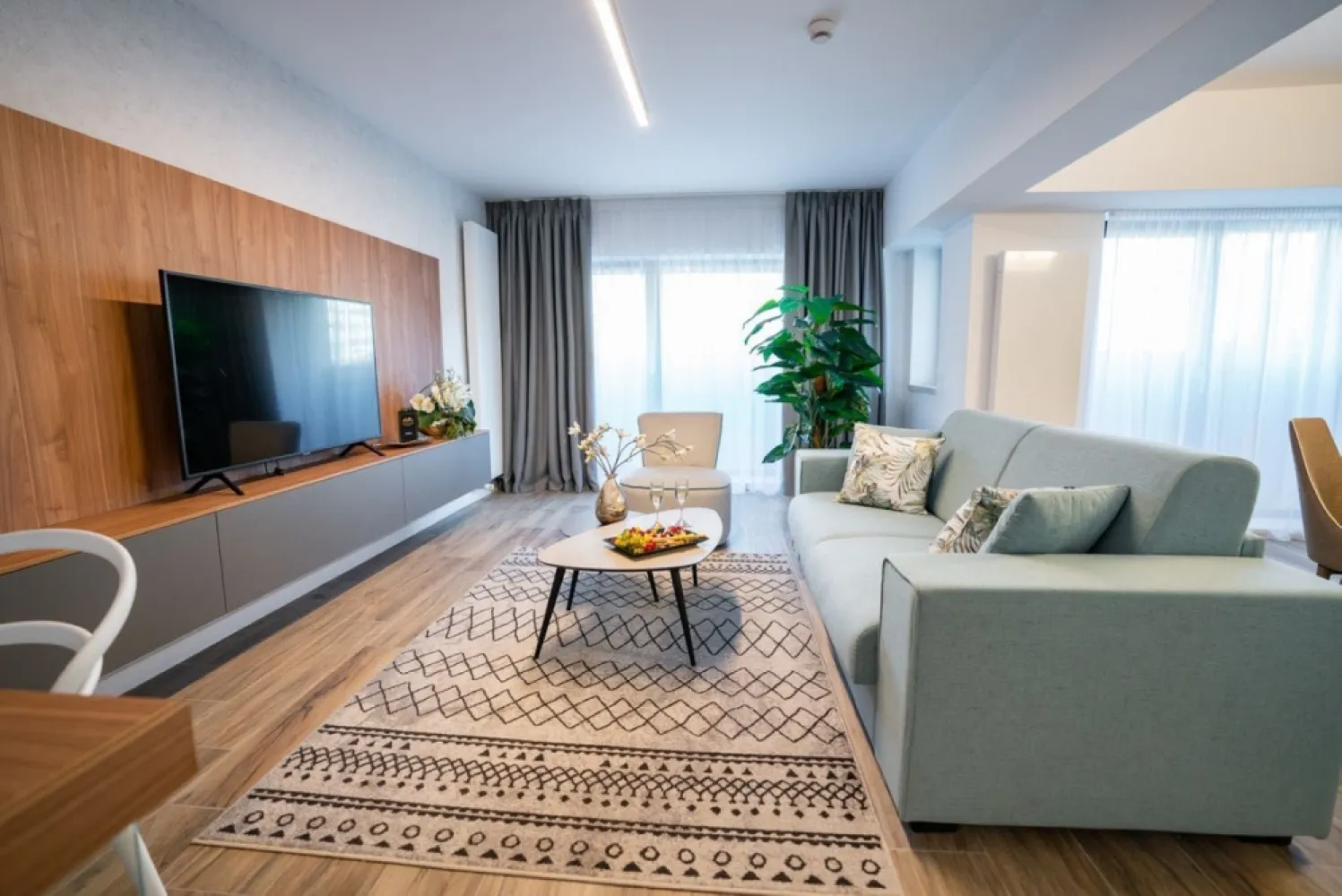 Bulevardul Unirii Apartament Termen Mediu - Închiriere apartamente Novos Luxury Suites termen mediu (1-12 luni) – un loc deosebit pentru o experiență confortabilă și relaxantă. Apartamentele sunt complet mobilate și dotate cu facilități moderne: bucătărie echipată, Wi-Fi rapid, aer condiționat și televiziune. Ideal pentru șederi pe termen mediu, beneficiază de o locație excelentă, aproape de atracțiile principale și transportul public. Curățenia și confortul sunt prioritare, iar apartamentele sunt gândite pentru a satisface nevoile celor care călătoresc atât pentru afaceri, cât și pentru vacanță. Apartamente disponibile: Studio 35m2 Studio Deluxe 55m2 Apartament cu doua camere 75m2 Apartament cu trei camere 80m2