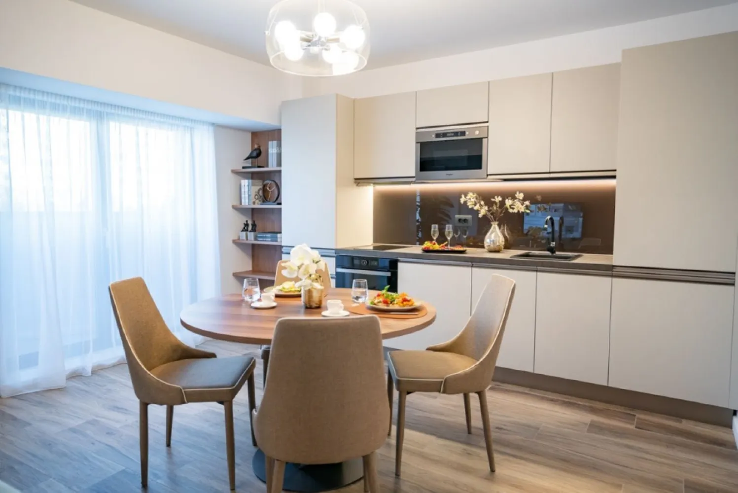 Bulevardul Unirii Apartament Termen Mediu - Închiriere apartamente Novos Luxury Suites termen mediu (1-12 luni) – un loc deosebit pentru o experiență confortabilă și relaxantă. Apartamentele sunt complet mobilate și dotate cu facilități moderne: bucătărie echipată, Wi-Fi rapid, aer condiționat și televiziune. Ideal pentru șederi pe termen mediu, beneficiază de o locație excelentă, aproape de atracțiile principale și transportul public. Curățenia și confortul sunt prioritare, iar apartamentele sunt gândite pentru a satisface nevoile celor care călătoresc atât pentru afaceri, cât și pentru vacanță. Apartamente disponibile: Studio 35m2 Studio Deluxe 55m2 Apartament cu doua camere 75m2 Apartament cu trei camere 80m2