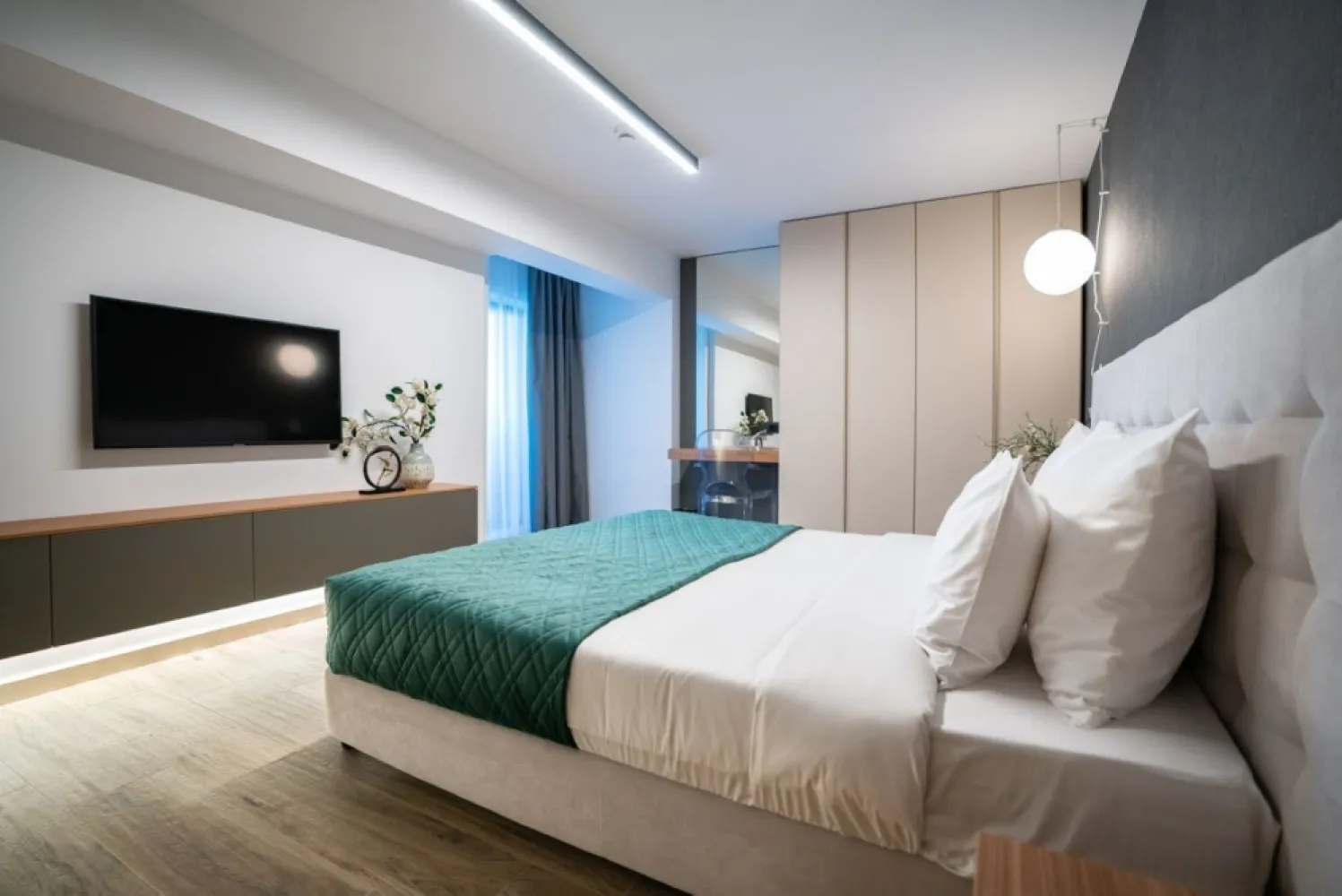 Bulevardul Unirii Apartament Termen Mediu - Închiriere apartamente Novos Luxury Suites termen mediu (1-12 luni) – un loc deosebit pentru o experiență confortabilă și relaxantă. Apartamentele sunt complet mobilate și dotate cu facilități moderne: bucătărie echipată, Wi-Fi rapid, aer condiționat și televiziune. Ideal pentru șederi pe termen mediu, beneficiază de o locație excelentă, aproape de atracțiile principale și transportul public. Curățenia și confortul sunt prioritare, iar apartamentele sunt gândite pentru a satisface nevoile celor care călătoresc atât pentru afaceri, cât și pentru vacanță. Apartamente disponibile: Studio 35m2 Studio Deluxe 55m2 Apartament cu doua camere 75m2 Apartament cu trei camere 80m2