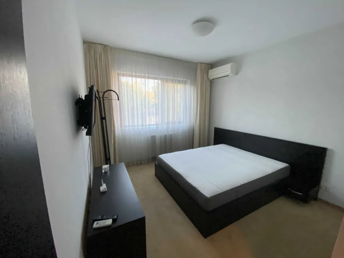 Ag BRASADAS vinde ap 3 cam 2015 et 1 in 19th Residence - Agenția BRASADAS vinde apartament NOU cu 3 camere mobilat lux ETAJ 1/11 în 19th Residence construita in 2015 utilat complet. Aer conditionat in fiecare camera TV led 100cm in fiecare camera -cablu-internet WI-FI Centrala termica Bucatarie utilata: plita,cuptor,hota,frigider,masina spalat vase,cuptor microunde,masina de spalat rufe Geamuri termopan Parchet lemn masiv trafic intens Coltar piele living Masuta pentru cafea Balcon Usa metalica Dressing foarte mare Mocheta hol si dormitoare Doua bai La 100m de metrou Grozavesti,Carrefour Orhideea, Coafor la parter, Restaurant la 50m Acces rapid catre centru si mijloace de transport,tramvai,RATB, Piata Crangasi la 300m Pod Basarab la 50m Parc Politehnica la 300m Interfon, Bloc monitorizat video non stop Contoare gaz, apa Costuri intretinere mici Zona linistita Pentru mai multe oferte accesați www.brasadas.com.