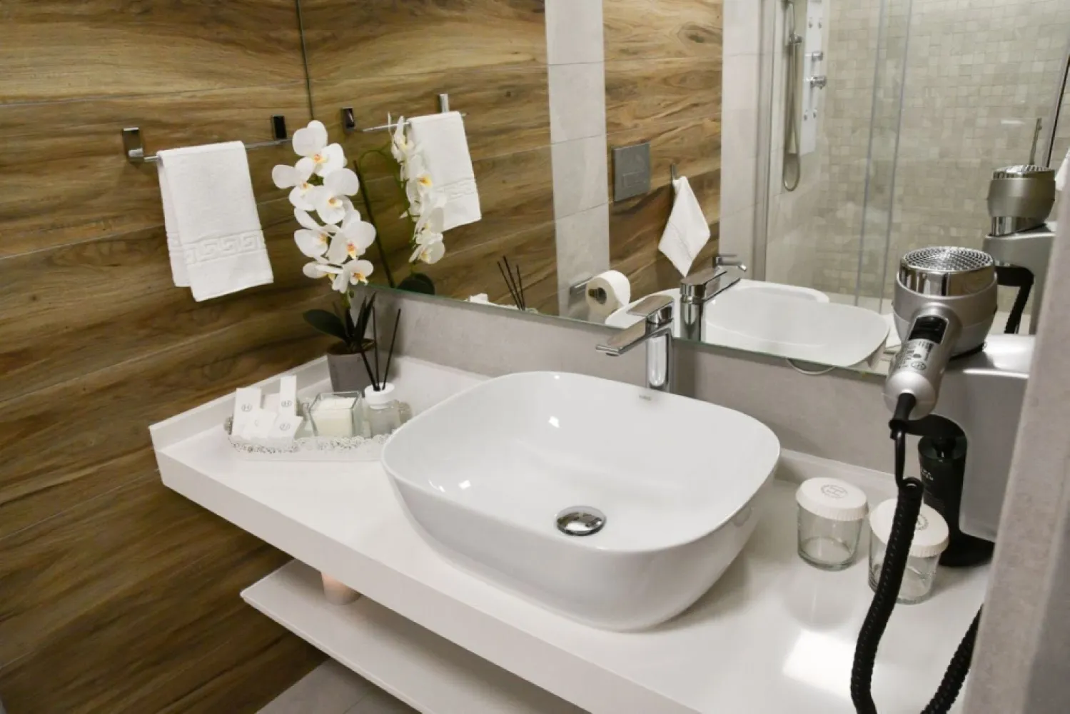 Bulevardul Unirii Apartament Termen Mediu - Închiriere apartamente Novos Luxury Suites termen mediu (1-12 luni) – un loc deosebit pentru o experiență confortabilă și relaxantă. Apartamentele sunt complet mobilate și dotate cu facilități moderne: bucătărie echipată, Wi-Fi rapid, aer condiționat și televiziune. Ideal pentru șederi pe termen mediu, beneficiază de o locație excelentă, aproape de atracțiile principale și transportul public. Curățenia și confortul sunt prioritare, iar apartamentele sunt gândite pentru a satisface nevoile celor care călătoresc atât pentru afaceri, cât și pentru vacanță. Apartamente disponibile: Studio 35m2 Studio Deluxe 55m2 Apartament cu doua camere 75m2 Apartament cu trei camere 80m2