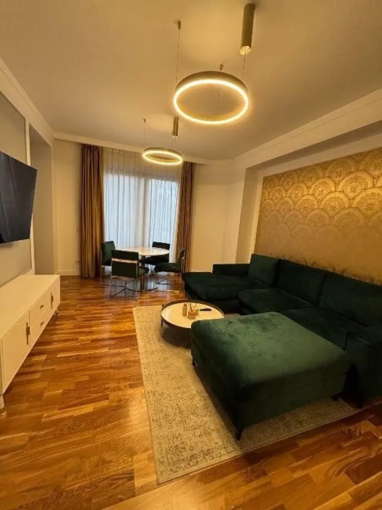 Apt 2 cam Victoriei, design interbelic şi finisaje de lux. - Agenția BRASADAS închiriază apartament premium, complet mobilat şi utilat, situat într-o clădire exclusivistă, renovată integral în 2021, pe Calea Victoriei. Locaţia centrală de prestigiu, alături de finisajele şi dotările premium, fac din acest apartament alegerea ideală pentru cei care îşi doresc confort, rafinament şi un stil de viaţă urban de top. Suprafaţă şi compartimentare: 2 camere spaţioase, amenajate cu mobilier Rovere, 2 băi moderne, cu finisaje elegante Living generos, cu zonă de dining Bucătărie complet echipată cu electrocasnice premium Terasă deschisă, perfectă pentru relaxare Boxă la subsol pentru depozitare suplimentară Dotări şi facilităţi: Încălzire în pardoseală â€“ confort maxim în sezonul rece Mobilier modern şi sofisticat, ales cu atenţie la detalii Electrocasnice complete: maşină de spălat vase, maşină de spălat rufe, plită, cuptor, hotă, frigider Iluminat ambiental elegant şi accente Art Deco Holurile imobilului decorate cu tablouri, oferind un aspect rafinat şi primitor Apartamentul este situat într-un imobil nou, cu un design deosebit, amplasat într-una dintre cele mai căutate zone ale Bucureştiului. Ideal pentru persoane care apreciază confortul, calitatea şi o locaţie de excepţie. Pentru mai multe oferte accesați www.brasadas.com.