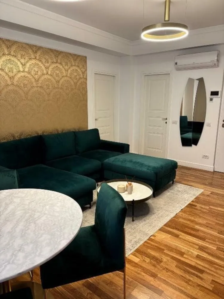 Apt 2 cam Victoriei, design interbelic şi finisaje de lux. - Agenția BRASADAS închiriază apartament premium, complet mobilat şi utilat, situat într-o clădire exclusivistă, renovată integral în 2021, pe Calea Victoriei. Locaţia centrală de prestigiu, alături de finisajele şi dotările premium, fac din acest apartament alegerea ideală pentru cei care îşi doresc confort, rafinament şi un stil de viaţă urban de top. Suprafaţă şi compartimentare: 2 camere spaţioase, amenajate cu mobilier Rovere, 2 băi moderne, cu finisaje elegante Living generos, cu zonă de dining Bucătărie complet echipată cu electrocasnice premium Terasă deschisă, perfectă pentru relaxare Boxă la subsol pentru depozitare suplimentară Dotări şi facilităţi: Încălzire în pardoseală â€“ confort maxim în sezonul rece Mobilier modern şi sofisticat, ales cu atenţie la detalii Electrocasnice complete: maşină de spălat vase, maşină de spălat rufe, plită, cuptor, hotă, frigider Iluminat ambiental elegant şi accente Art Deco Holurile imobilului decorate cu tablouri, oferind un aspect rafinat şi primitor Apartamentul este situat într-un imobil nou, cu un design deosebit, amplasat într-una dintre cele mai căutate zone ale Bucureştiului. Ideal pentru persoane care apreciază confortul, calitatea şi o locaţie de excepţie. Pentru mai multe oferte accesați www.brasadas.com.