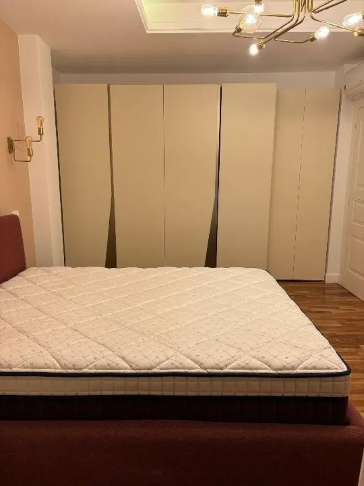 Apt 2 cam Victoriei, design interbelic şi finisaje de lux. - Agenția BRASADAS închiriază apartament premium, complet mobilat şi utilat, situat într-o clădire exclusivistă, renovată integral în 2021, pe Calea Victoriei. Locaţia centrală de prestigiu, alături de finisajele şi dotările premium, fac din acest apartament alegerea ideală pentru cei care îşi doresc confort, rafinament şi un stil de viaţă urban de top. Suprafaţă şi compartimentare: 2 camere spaţioase, amenajate cu mobilier Rovere, 2 băi moderne, cu finisaje elegante Living generos, cu zonă de dining Bucătărie complet echipată cu electrocasnice premium Terasă deschisă, perfectă pentru relaxare Boxă la subsol pentru depozitare suplimentară Dotări şi facilităţi: Încălzire în pardoseală â€“ confort maxim în sezonul rece Mobilier modern şi sofisticat, ales cu atenţie la detalii Electrocasnice complete: maşină de spălat vase, maşină de spălat rufe, plită, cuptor, hotă, frigider Iluminat ambiental elegant şi accente Art Deco Holurile imobilului decorate cu tablouri, oferind un aspect rafinat şi primitor Apartamentul este situat într-un imobil nou, cu un design deosebit, amplasat într-una dintre cele mai căutate zone ale Bucureştiului. Ideal pentru persoane care apreciază confortul, calitatea şi o locaţie de excepţie. Pentru mai multe oferte accesați www.brasadas.com.