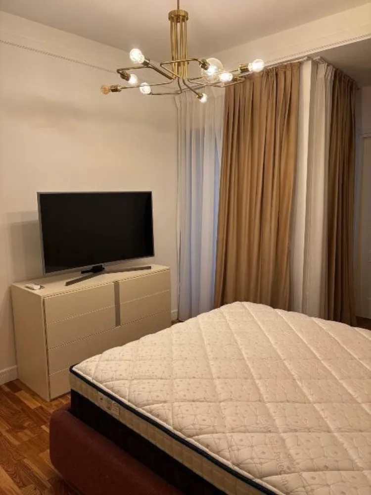 Apt 2 cam Victoriei, design interbelic şi finisaje de lux. - Agenția BRASADAS închiriază apartament premium, complet mobilat şi utilat, situat într-o clădire exclusivistă, renovată integral în 2021, pe Calea Victoriei. Locaţia centrală de prestigiu, alături de finisajele şi dotările premium, fac din acest apartament alegerea ideală pentru cei care îşi doresc confort, rafinament şi un stil de viaţă urban de top. Suprafaţă şi compartimentare: 2 camere spaţioase, amenajate cu mobilier Rovere, 2 băi moderne, cu finisaje elegante Living generos, cu zonă de dining Bucătărie complet echipată cu electrocasnice premium Terasă deschisă, perfectă pentru relaxare Boxă la subsol pentru depozitare suplimentară Dotări şi facilităţi: Încălzire în pardoseală â€“ confort maxim în sezonul rece Mobilier modern şi sofisticat, ales cu atenţie la detalii Electrocasnice complete: maşină de spălat vase, maşină de spălat rufe, plită, cuptor, hotă, frigider Iluminat ambiental elegant şi accente Art Deco Holurile imobilului decorate cu tablouri, oferind un aspect rafinat şi primitor Apartamentul este situat într-un imobil nou, cu un design deosebit, amplasat într-una dintre cele mai căutate zone ale Bucureştiului. Ideal pentru persoane care apreciază confortul, calitatea şi o locaţie de excepţie. Pentru mai multe oferte accesați www.brasadas.com.
