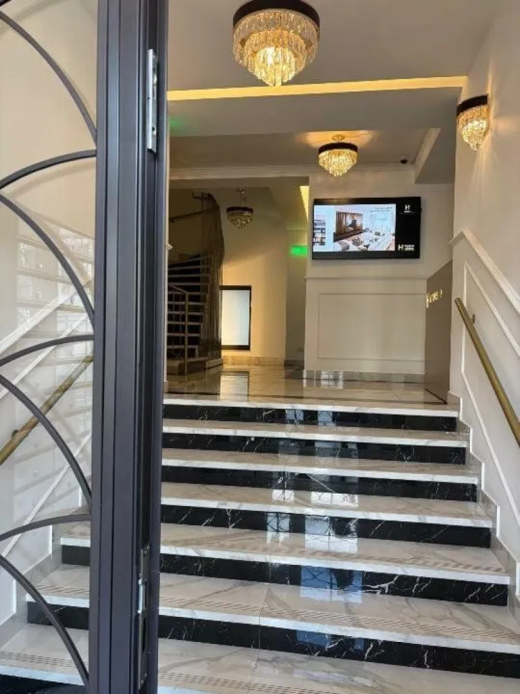 Apt 2 cam Victoriei, design interbelic şi finisaje de lux.