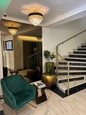 Apt 2 cam Victoriei, design interbelic şi finisaje de lux.