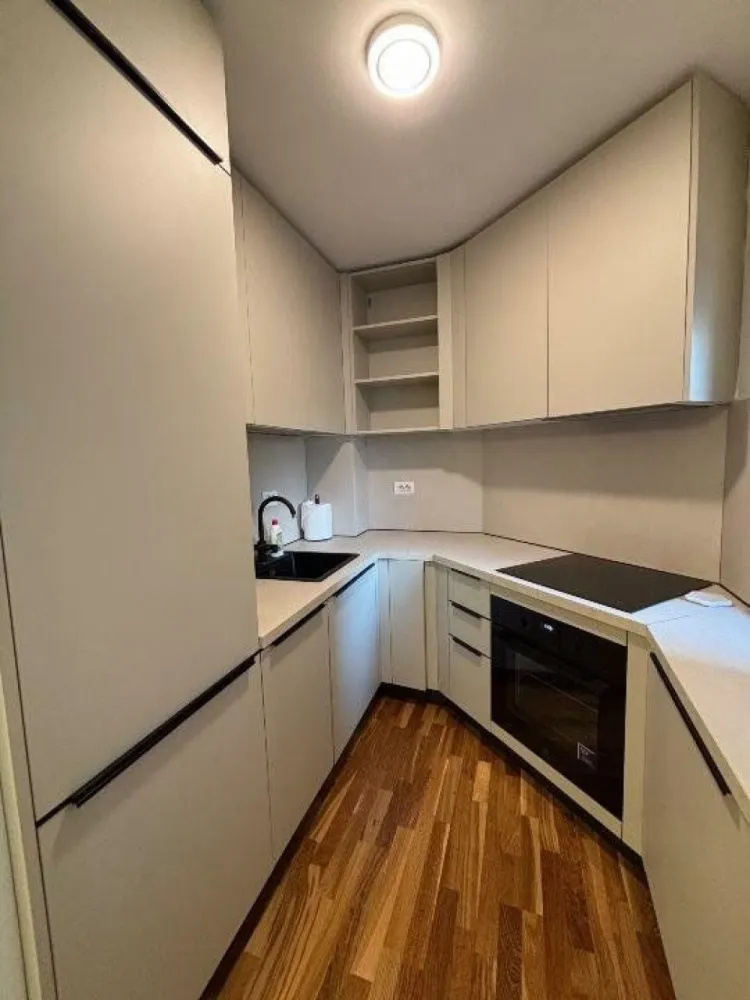 Apt 2 cam Victoriei, design interbelic şi finisaje de lux.