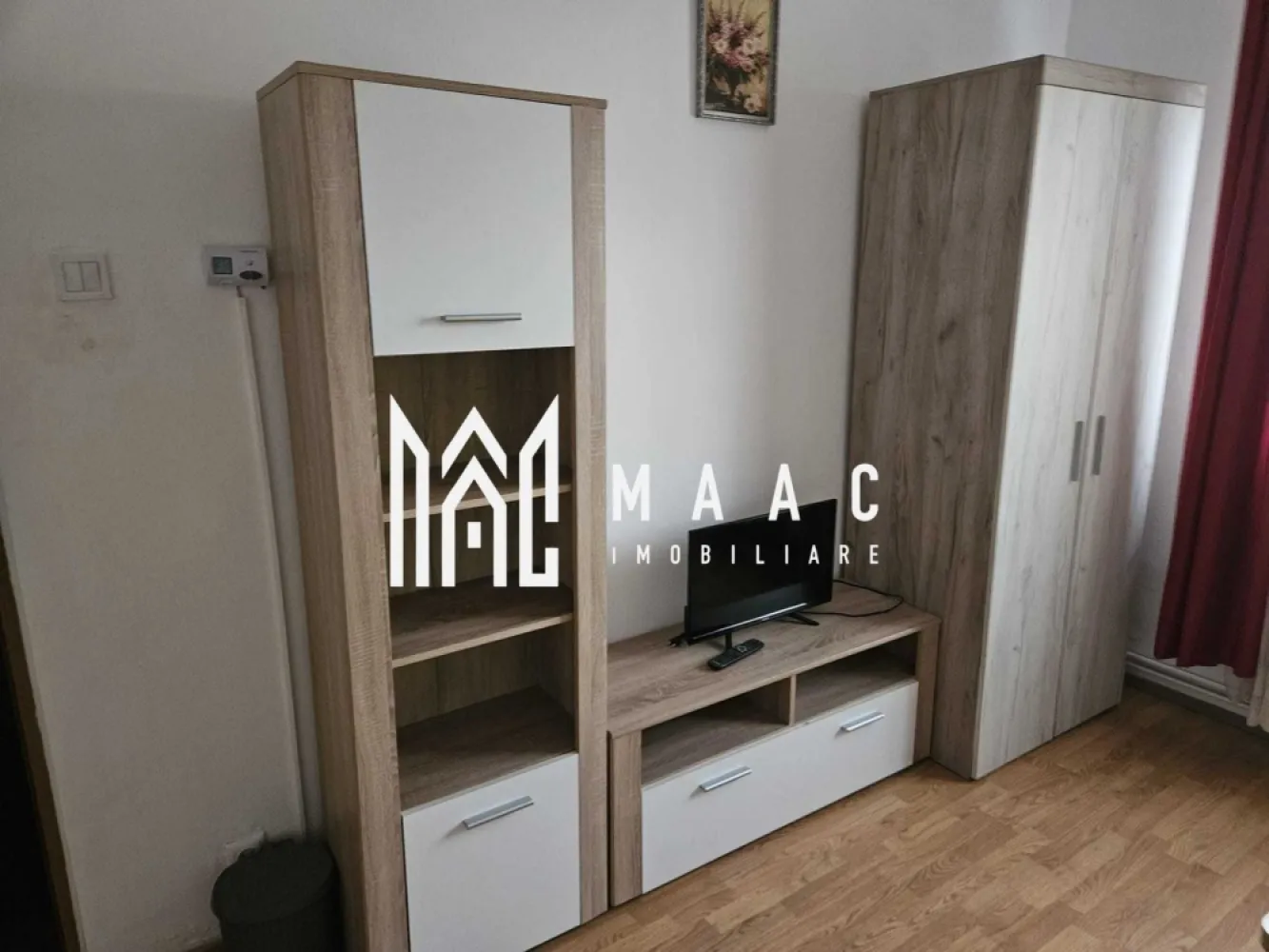 BLACK FRIDAY I Apartament 2 Camere I Etaj 3 I Vasile Aaron - De vânzare apartament cu 2 camere, confort I, situat într-o zonă liniștită și bine conectată, potrivit atât pentru locuire proprie, cât și pentru investiție. Compartimentare: Living spațios și luminos, dormitor confortabil, bucătărie complet mobilată și utilată, baie cu duș și hol generos. Apartamentul nu dispune de balcon, dar spațiul este eficient organizat și oferă confort optim. Dotări: Complet mobilat și utilat, centrală termică proprie, geamuri termopan, ușă metalică la intrare, finisaje moderne (parchet, gresie, faianță). Electrocasnice incluse: frigider, aragaz, mașină de spălat, hotă. Alte avantaje: Locuri de parcare disponibile în zonă. Poziționare avantajoasă – acces rapid către mijloace de transport, magazine, școli și alte puncte de interes. Se închiriază ușor, fiind o alegere excelentă și ca investiție. Pentru informati si vizionari: ID: CP2781192 }}