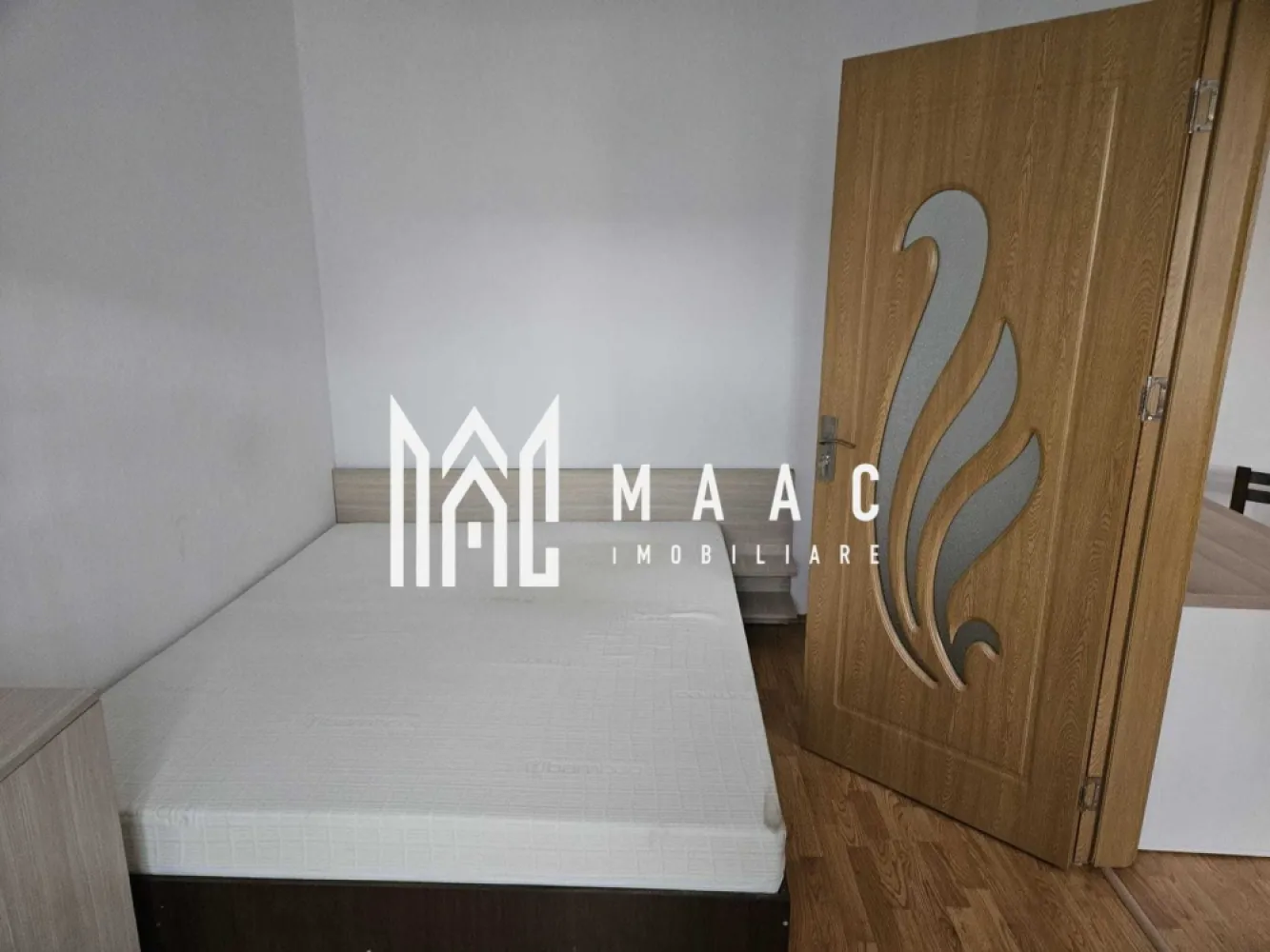 BLACK FRIDAY I Apartament 2 Camere I Etaj 3 I Vasile Aaron - De vânzare apartament cu 2 camere, confort I, situat într-o zonă liniștită și bine conectată, potrivit atât pentru locuire proprie, cât și pentru investiție. Compartimentare: Living spațios și luminos, dormitor confortabil, bucătărie complet mobilată și utilată, baie cu duș și hol generos. Apartamentul nu dispune de balcon, dar spațiul este eficient organizat și oferă confort optim. Dotări: Complet mobilat și utilat, centrală termică proprie, geamuri termopan, ușă metalică la intrare, finisaje moderne (parchet, gresie, faianță). Electrocasnice incluse: frigider, aragaz, mașină de spălat, hotă. Alte avantaje: Locuri de parcare disponibile în zonă. Poziționare avantajoasă – acces rapid către mijloace de transport, magazine, școli și alte puncte de interes. Se închiriază ușor, fiind o alegere excelentă și ca investiție. Pentru informati si vizionari: ID: CP2781192 }}