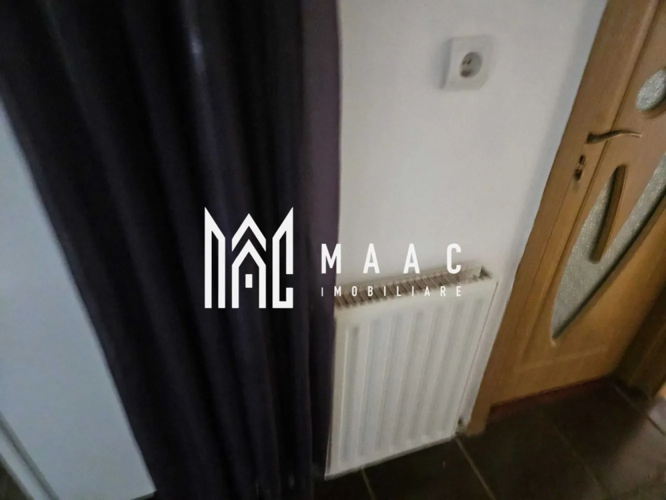 BLACK FRIDAY I Apartament 2 Camere I Etaj 3 I Vasile Aaron - De vânzare apartament cu 2 camere, confort I, situat într-o zonă liniștită și bine conectată, potrivit atât pentru locuire proprie, cât și pentru investiție. Compartimentare: Living spațios și luminos, dormitor confortabil, bucătărie complet mobilată și utilată, baie cu duș și hol generos. Apartamentul nu dispune de balcon, dar spațiul este eficient organizat și oferă confort optim. Dotări: Complet mobilat și utilat, centrală termică proprie, geamuri termopan, ușă metalică la intrare, finisaje moderne (parchet, gresie, faianță). Electrocasnice incluse: frigider, aragaz, mașină de spălat, hotă. Alte avantaje: Locuri de parcare disponibile în zonă. Poziționare avantajoasă – acces rapid către mijloace de transport, magazine, școli și alte puncte de interes. Se închiriază ușor, fiind o alegere excelentă și ca investiție. Pentru informati si vizionari: ID: CP2781192 }}