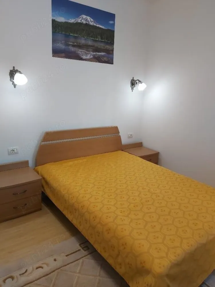 Inchiriere apartament Universitate, Iancului, Pache Protopopescu - Proprietar, ofer spre inchiriere un apartament cu 2 camere, etaj 2 3, in zona centrala, pe bulevardul Pache Protopopescu, un cartier boem, sigur si linistit din centrul Capitalei, aproape de cafenele si restaurante elegante, de traditie, cu acces facil catre Universitate. Apartamentul este reamenajat si este situat langa Parohia Iancu Vechi, la 350m de metroul Piata Iancului, foarte aproape de Parcul National. Designul interior deosebit pastreaza atmosfera interbelica, fiind totodata original si functional, cu amenajari moderne care sporesc confortul locuintei. Baia dispune de dus walk-in cu perete din sticla securizata cromata Beloya, geam de aerisire, baterie Grohe de dus si baterie de lavoar cu functie de bideu. Bucataria este nou amenajata, cu mobila din MDF beige, cu aspect modern dar si pe deplin functional, cu vesela la dispozitie. Biroul dispune de biblioteca cu carti de profil medicina si beletristica, la dispozitia persoanei care va locui in acest apartament. Dormitorul are un pat matrimonial iar biroul o canapea neextensibila. Cele 2 camere cu suprafata utila de 55 mp sunt complet mobilate si ofera toate functionalitatile necesare: centrala termica, frigider, aragaz, hota, masina de spalat, TV smart, aspirator, fier si masa de calcat, uscator de rufe. Apartamentul dispune de living (hol), dormitor mare, birou, baie, bucatarie si balcon cu dispunere spre spate, catre o zona linistita. Se gaseste cu usurinta loc de parcare in proximitate. Se ofera spre inchiriere mobilat utilat, asa cum apare in poze. Pretul de inchiriere este de 550 Euro luna nediscutabil cu contract doar pe termen lung. Numarul maxim de ocupanti este 2. Nu se accepta animale de companie si fumatul nu este permis in apartament! Nu acord comision de intermediere.