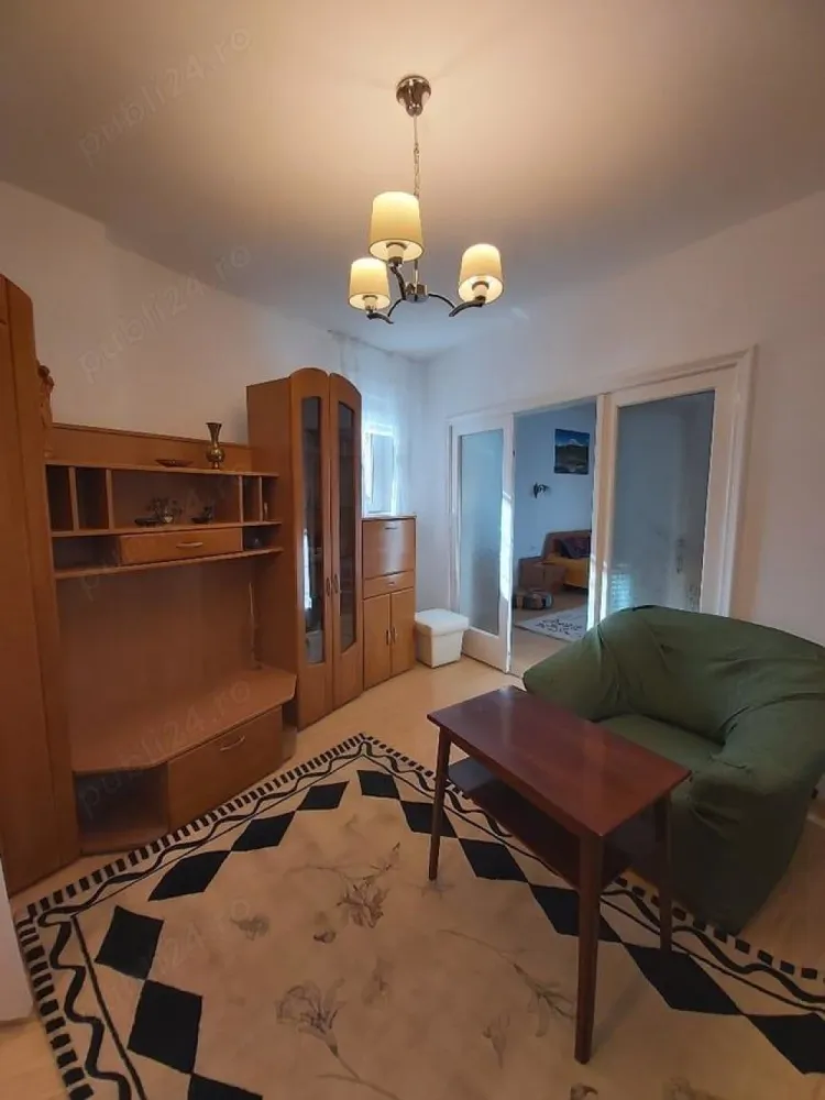 Inchiriere apartament Universitate, Iancului, Pache Protopopescu - Proprietar, ofer spre inchiriere un apartament cu 2 camere, etaj 2 3, in zona centrala, pe bulevardul Pache Protopopescu, un cartier boem, sigur si linistit din centrul Capitalei, aproape de cafenele si restaurante elegante, de traditie, cu acces facil catre Universitate. Apartamentul este reamenajat si este situat langa Parohia Iancu Vechi, la 350m de metroul Piata Iancului, foarte aproape de Parcul National. Designul interior deosebit pastreaza atmosfera interbelica, fiind totodata original si functional, cu amenajari moderne care sporesc confortul locuintei. Baia dispune de dus walk-in cu perete din sticla securizata cromata Beloya, geam de aerisire, baterie Grohe de dus si baterie de lavoar cu functie de bideu. Bucataria este nou amenajata, cu mobila din MDF beige, cu aspect modern dar si pe deplin functional, cu vesela la dispozitie. Biroul dispune de biblioteca cu carti de profil medicina si beletristica, la dispozitia persoanei care va locui in acest apartament. Dormitorul are un pat matrimonial iar biroul o canapea neextensibila. Cele 2 camere cu suprafata utila de 55 mp sunt complet mobilate si ofera toate functionalitatile necesare: centrala termica, frigider, aragaz, hota, masina de spalat, TV smart, aspirator, fier si masa de calcat, uscator de rufe. Apartamentul dispune de living (hol), dormitor mare, birou, baie, bucatarie si balcon cu dispunere spre spate, catre o zona linistita. Se gaseste cu usurinta loc de parcare in proximitate. Se ofera spre inchiriere mobilat utilat, asa cum apare in poze. Pretul de inchiriere este de 550 Euro luna nediscutabil cu contract doar pe termen lung. Numarul maxim de ocupanti este 2. Nu se accepta animale de companie si fumatul nu este permis in apartament! Nu acord comision de intermediere.